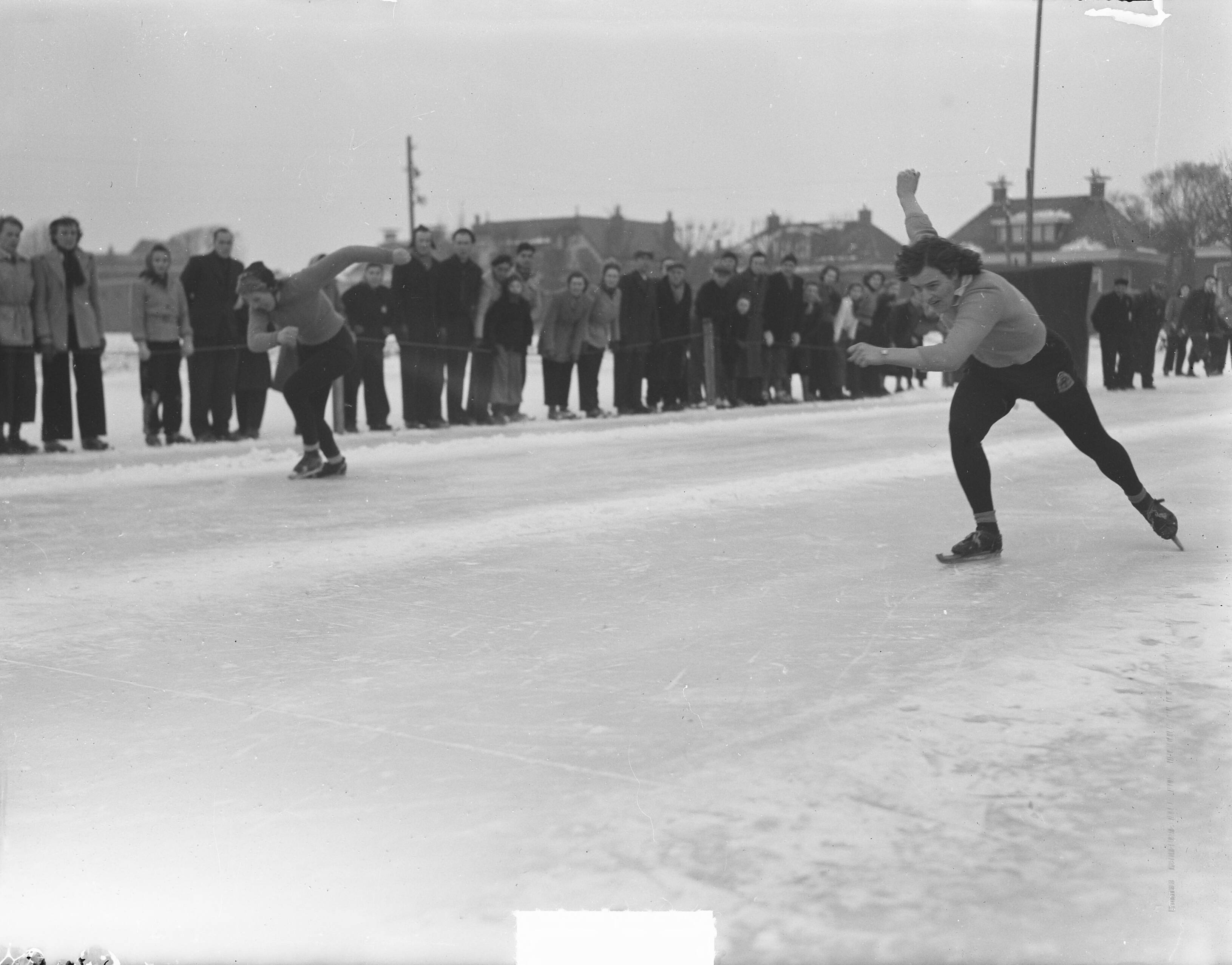 Fotocollectie Anefo — Fries kampioenschap kortebaanschaatsen voor vrouwen in Stiens. Annie van der Meer tegen Geeske Koopmans — Foto: Oorschot, […] van / Anefo. Licentie: Set B: Rechtenvrij / Publiek Domein. Bron: Nationaal Archief. http://hdl.handle.net/10648/a8e43fe4-d0b4-102d-bcf8-003048976d84
