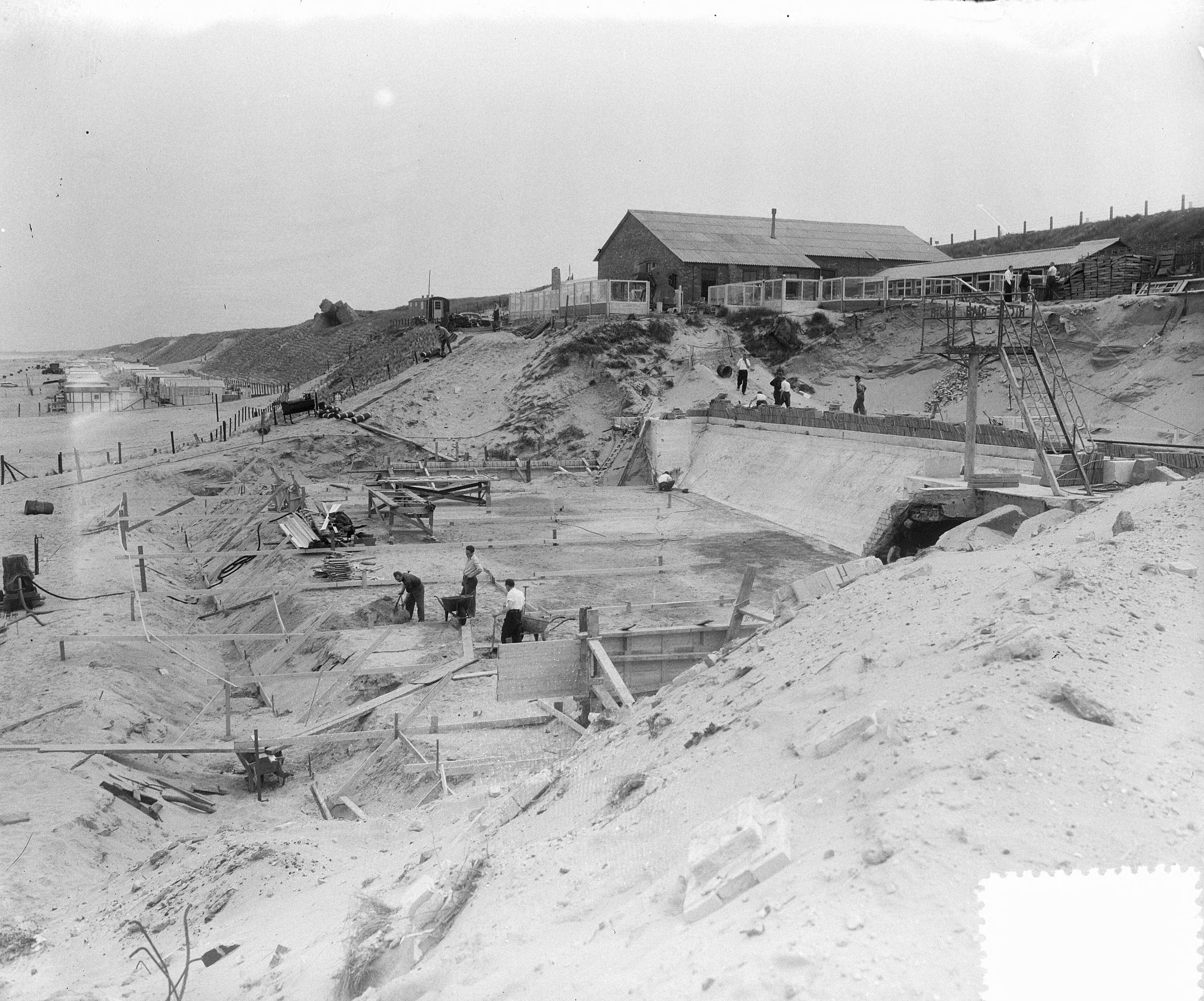 Fotocollectie Anefo — Wederopbouw Zandvoort [Riche-bad aan de Boulevard de Favauge (Noordboulevard) wordt weer in orde gebracht] — Foto: Pot, Harry / Anefo. Licentie: Set B: Rechtenvrij / Publiek Domein. Bron: Nationaal Archief. http://hdl.handle.net/10648/a90c5736-d0b4-102d-bcf8-003048976d84