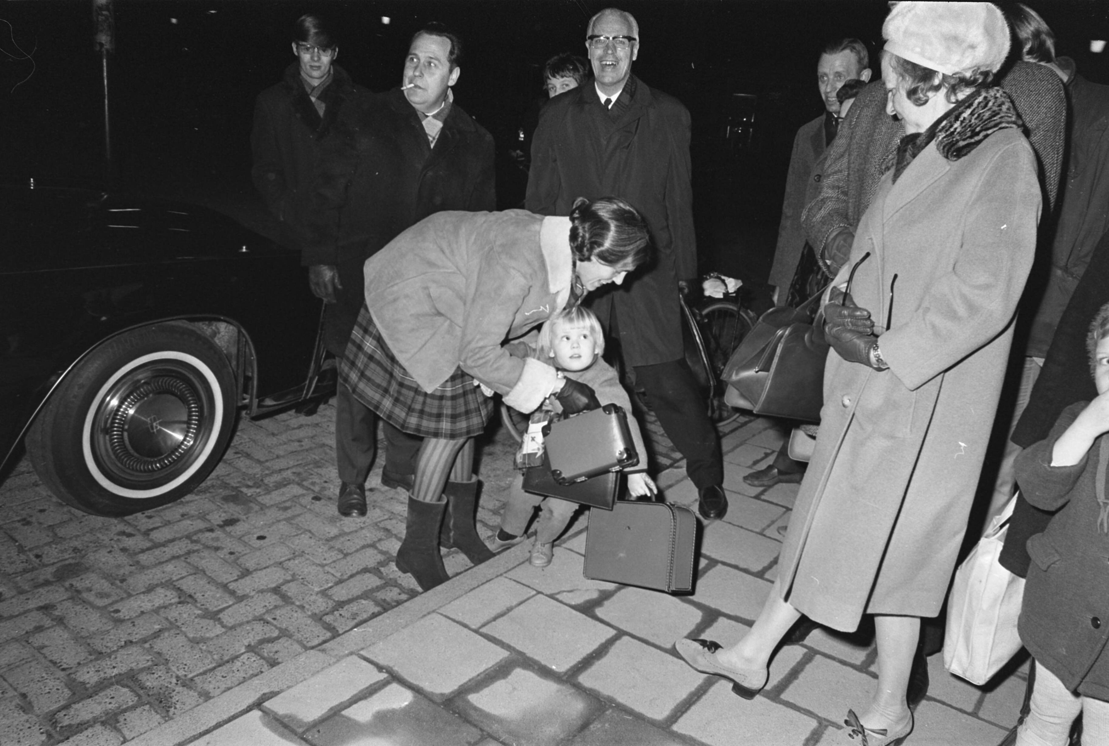 Fotocollectie Anefo — Prinses Beatrix , prins Claus en de drie kinderen vertrekken naar Lech voor wintersport vanuit Baarn met de trein. Schwellengrebel tilt Willem Alexander overeind — Foto: Evers, Joost / Anefo. Licentie: Set B: Rechtenvrij / Publiek Domein. Bron: Nationaal Archief. http://hdl.handle.net/10648/ab90287a-d0b4-102d-bcf8-003048976d84
