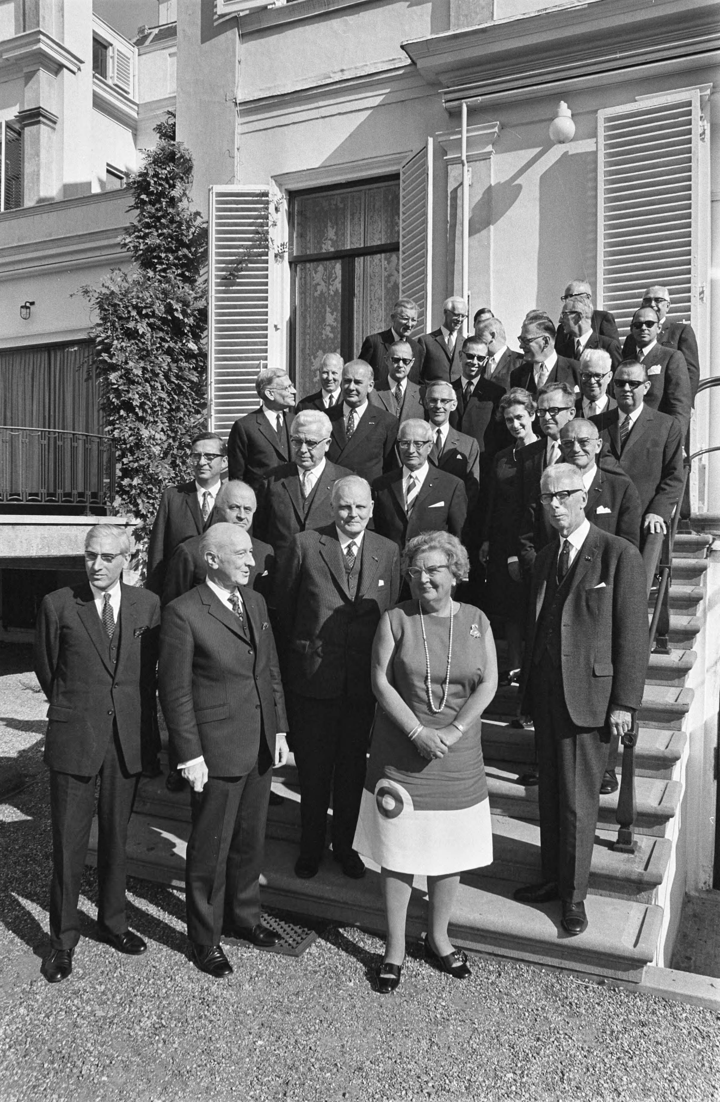 Fotocollectie Anefo — Koningin Juliana ontvangt op paleis Soestdijk het Hof van Justitie der Europese Gemeenschappen en leden van Hoge Raad der Nederlanden — Foto: Evers, Joost / Anefo. Licentie: Set B: Rechtenvrij / Publiek Domein. Bron: Nationaal Archief. http://hdl.handle.net/10648/aba51a5a-d0b4-102d-bcf8-003048976d84