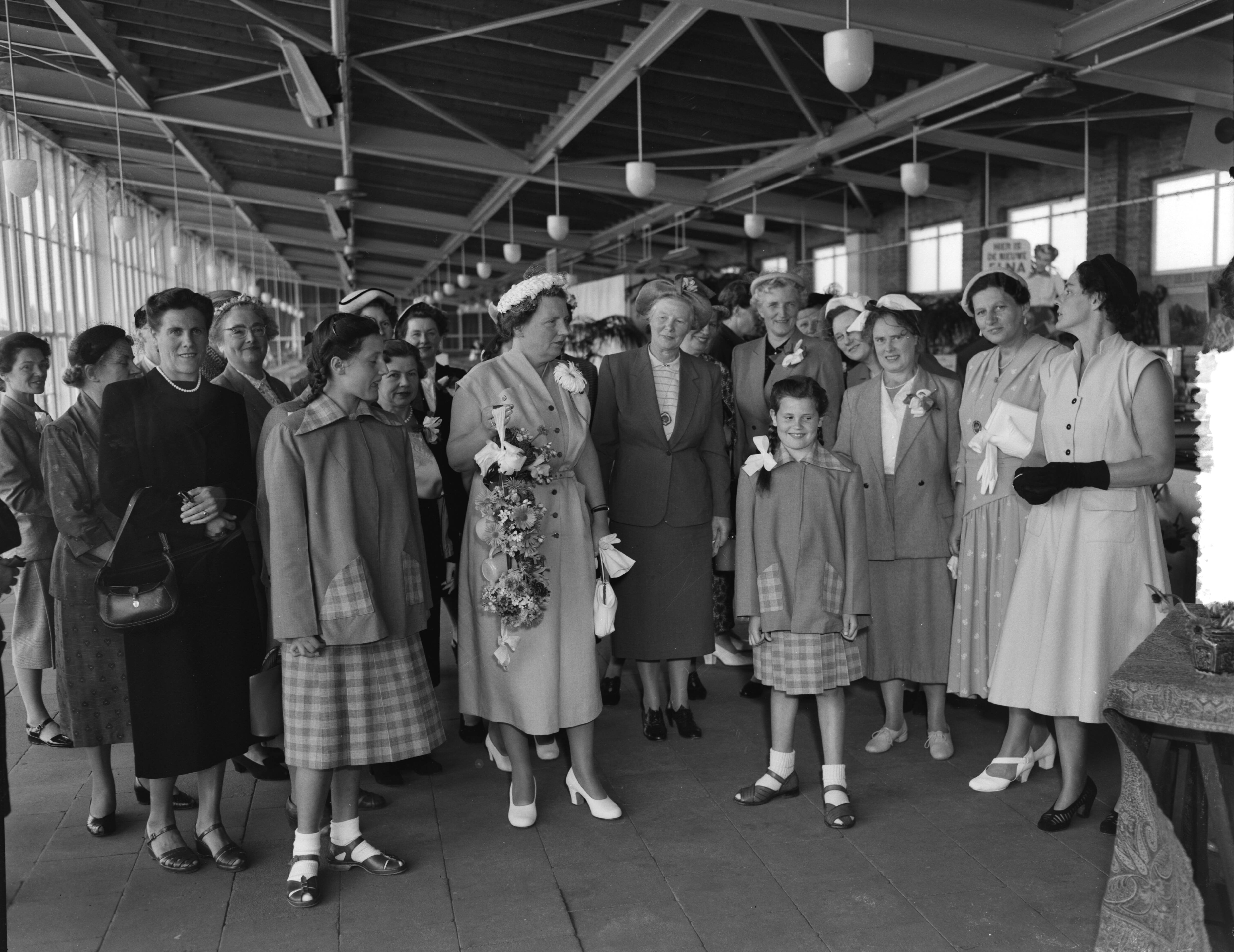 Fotocollectie Anefo — Koningin Juliana bezoekt de Nederlandse Vereniging van Huisvrouwen te Hilversum — Foto: Noske, J.D. / Anefo. Licentie: Set B: Rechtenvrij / Publiek Domein. Bron: Nationaal Archief. http://hdl.handle.net/10648/a923b3ea-d0b4-102d-bcf8-003048976d84