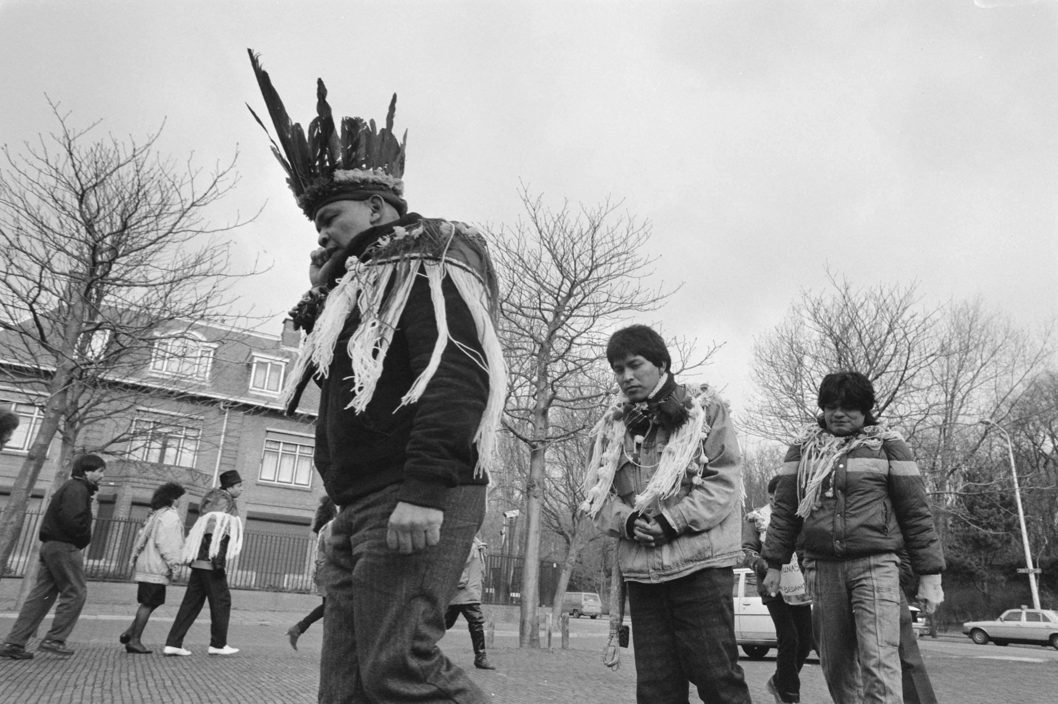Fotocollectie Anefo — Surinaamse Indianen demonstreren voor Surinaamse ambassade in Den Haag — Foto: Bogaerts, Rob / Anefo. Licentie: Set B: Rechtenvrij / Publiek Domein. Bron: Nationaal Archief. http://hdl.handle.net/10648/ad68cdd2-d0b4-102d-bcf8-003048976d84