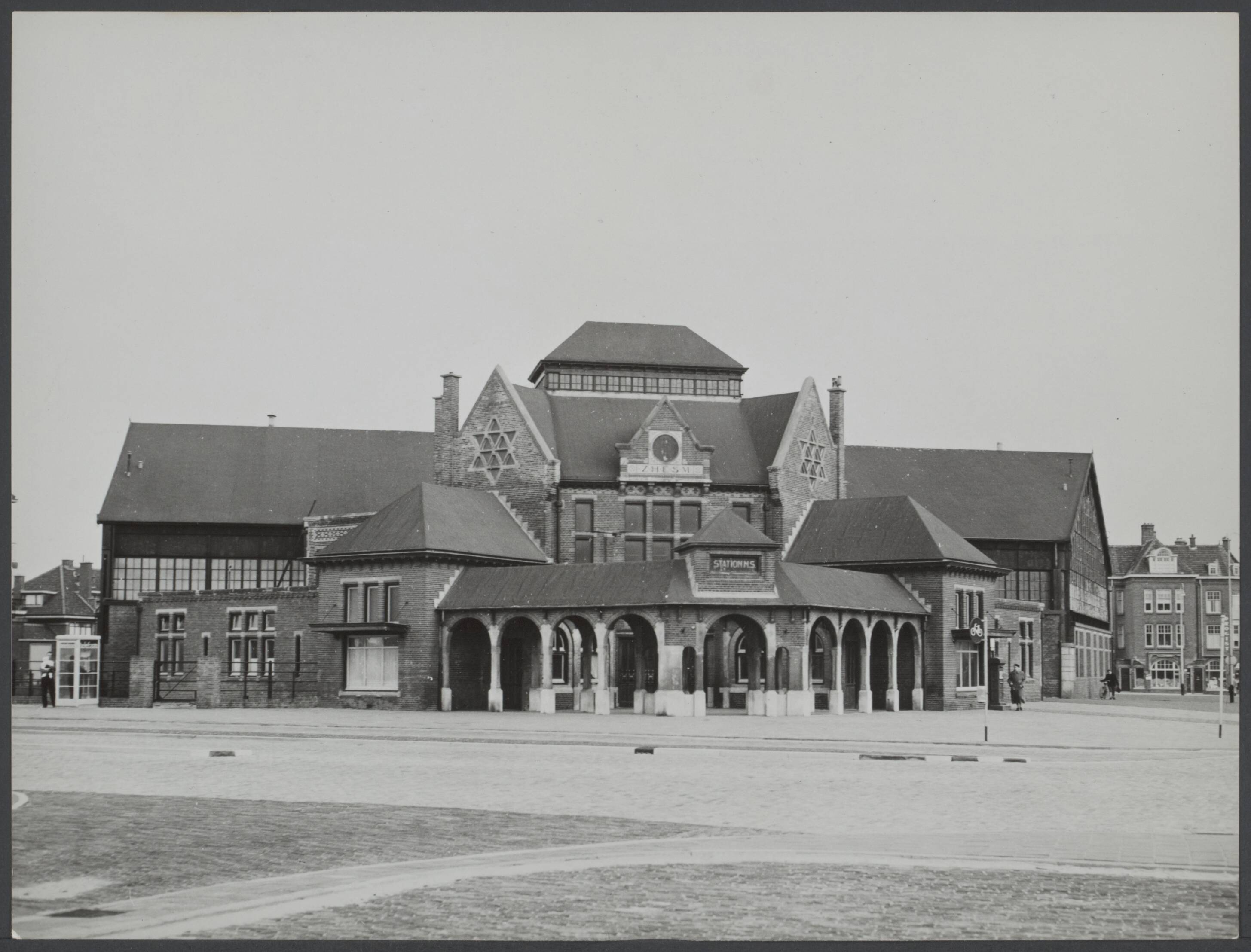 Stationsgebouwen - Nederland — Station Scheveningen Kurhaus — Foto: Onbekend / Publiek Domein of Rechtenvrij. Licentie: Set B: Rechtenvrij / Publiek Domein. Bron: Nationaal Archief. http://hdl.handle.net/10648/e2c93795-989b-c81b-341a-b472bb66055c