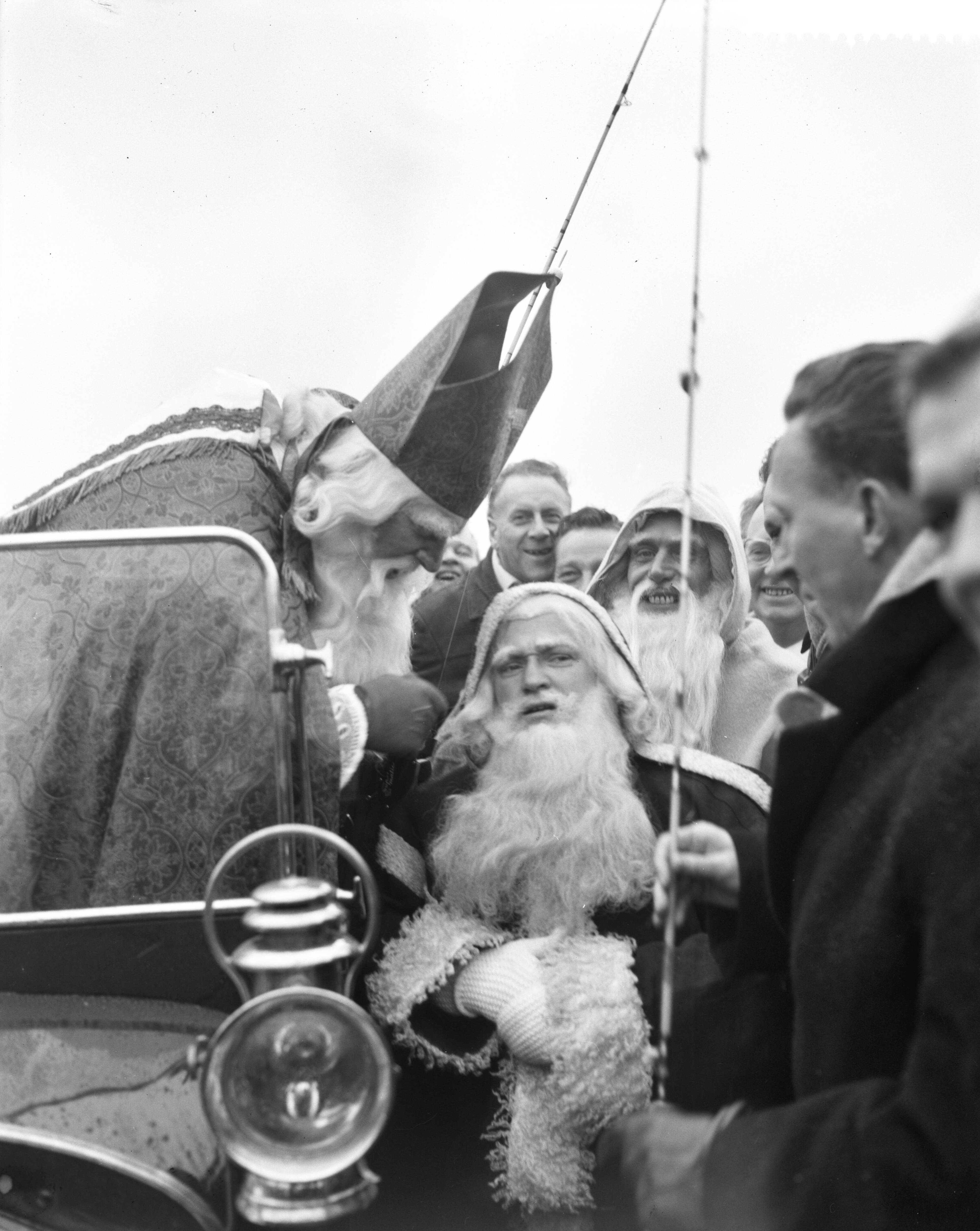 Fotocollectie Anefo — Club van Honderd in aanwezigheid van St. Nicolaas en Kerstman aan het vissen in Kortenhoef — Foto: Bilsen, Joop van / Anefo. Licentie: Set B: Rechtenvrij / Publiek Domein. Bron: Nationaal Archief. http://hdl.handle.net/10648/a9c28704-d0b4-102d-bcf8-003048976d84