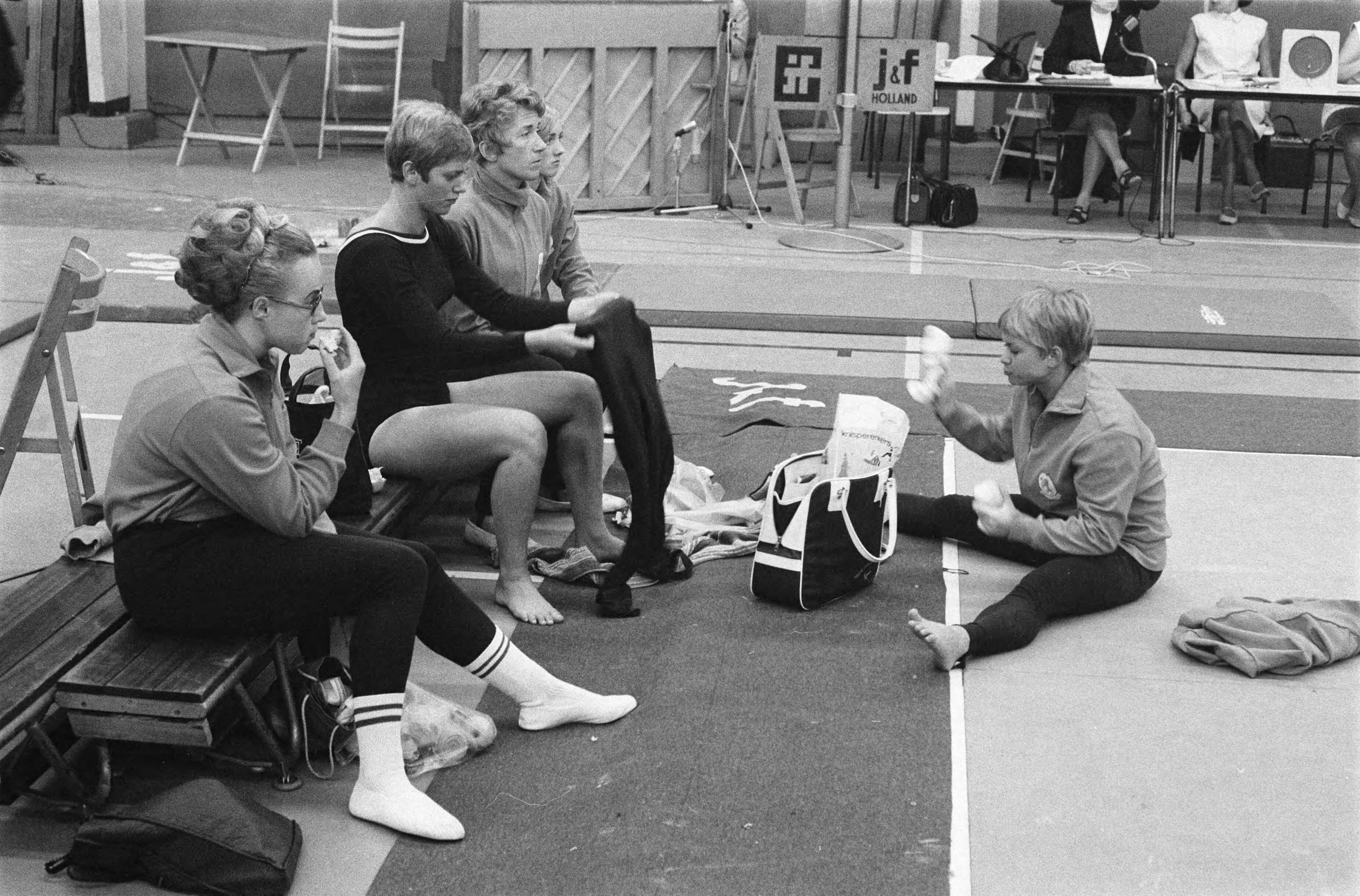 Fotocollectie Anefo — Keur turninterland Nederland tegen West-Duitsland in Groningen. 1 Ingrid Sandler 2.3 Margo Klees en A. Moen , 4 Steintje de Goede — Foto: Verhoeff, Bert / Anefo. Licentie: Set B: Rechtenvrij / Publiek Domein. Bron: Nationaal Archief. http://hdl.handle.net/10648/ab7a719c-d0b4-102d-bcf8-003048976d84