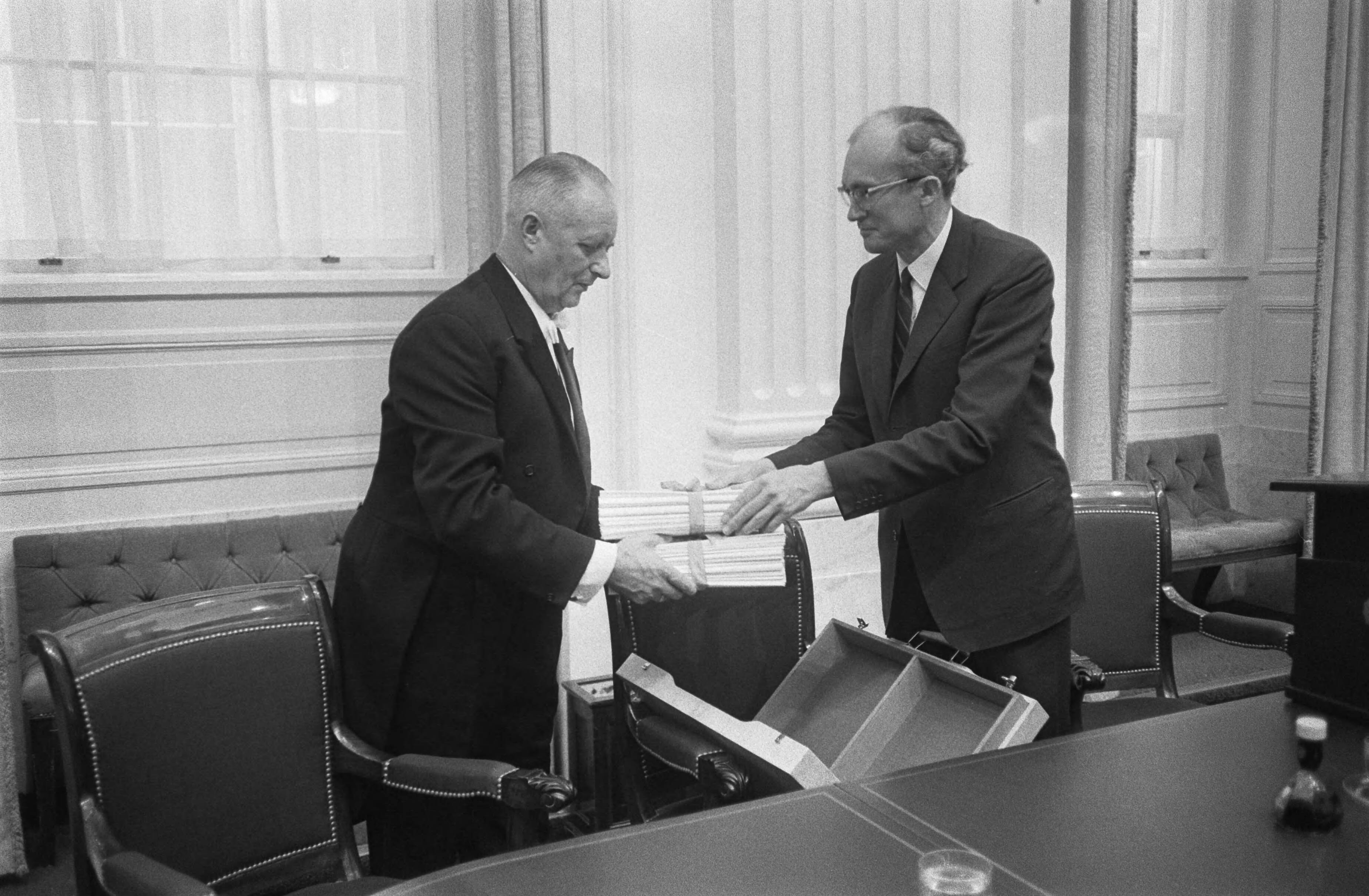 Fotocollectie Anefo — Opening Staten Generaal, Den Haag : Minister Witteveen in Tweede Kamer — Foto: Koch, Eric / Anefo. Licentie: Set B: Rechtenvrij / Publiek Domein. Bron: Nationaal Archief. http://hdl.handle.net/10648/ab79f91a-d0b4-102d-bcf8-003048976d84