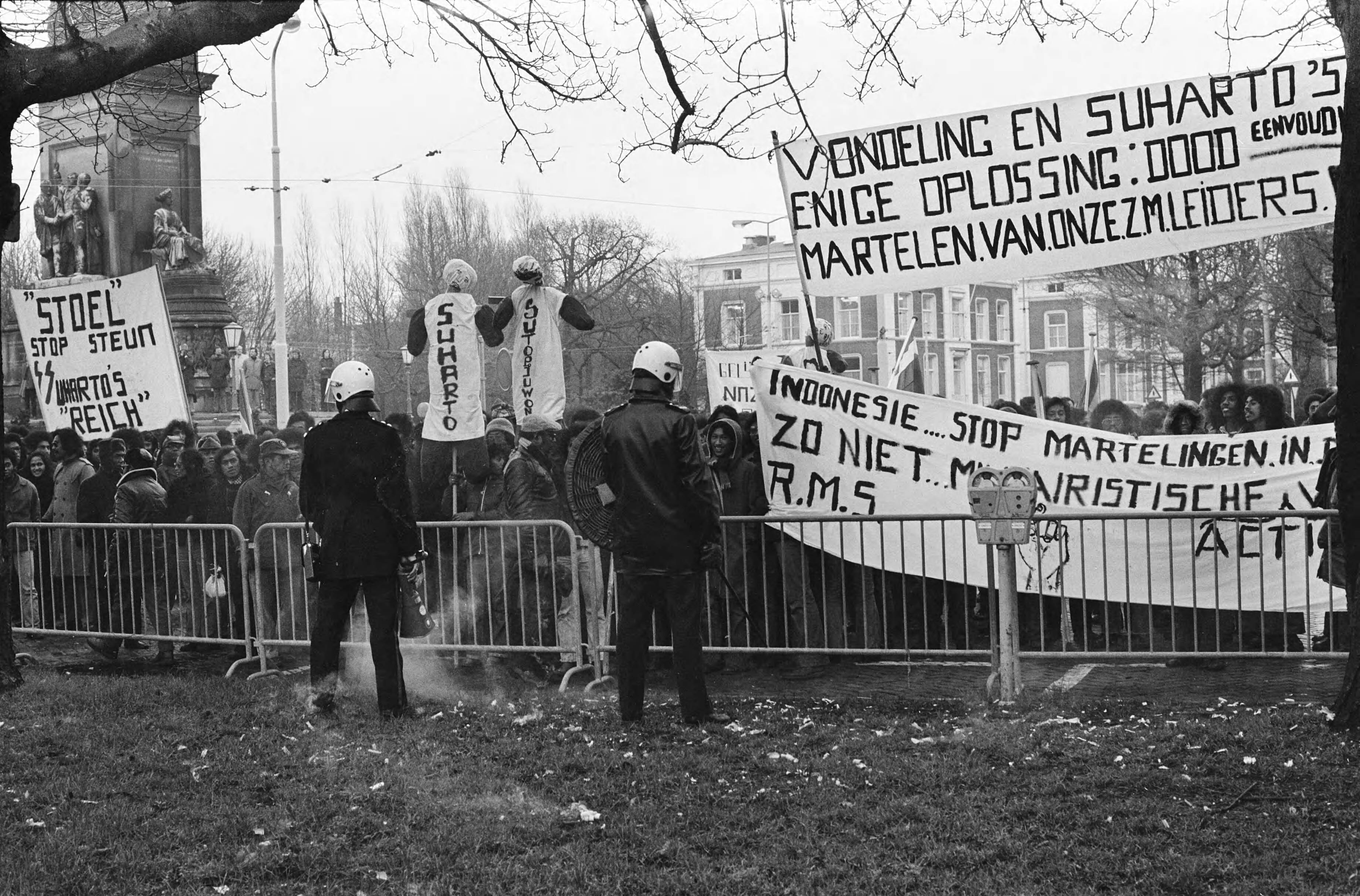 Fotocollectie Anefo — Demonstratie van Zuid Molukkers in Den Haag leidt tot vechtpartijen; demonstranten op Plein 1813 met spandoek — Foto: Mieremet, Rob / Anefo. Licentie: Set B: Rechtenvrij / Publiek Domein. Bron: Nationaal Archief. http://hdl.handle.net/10648/ac5dd5cc-d0b4-102d-bcf8-003048976d84