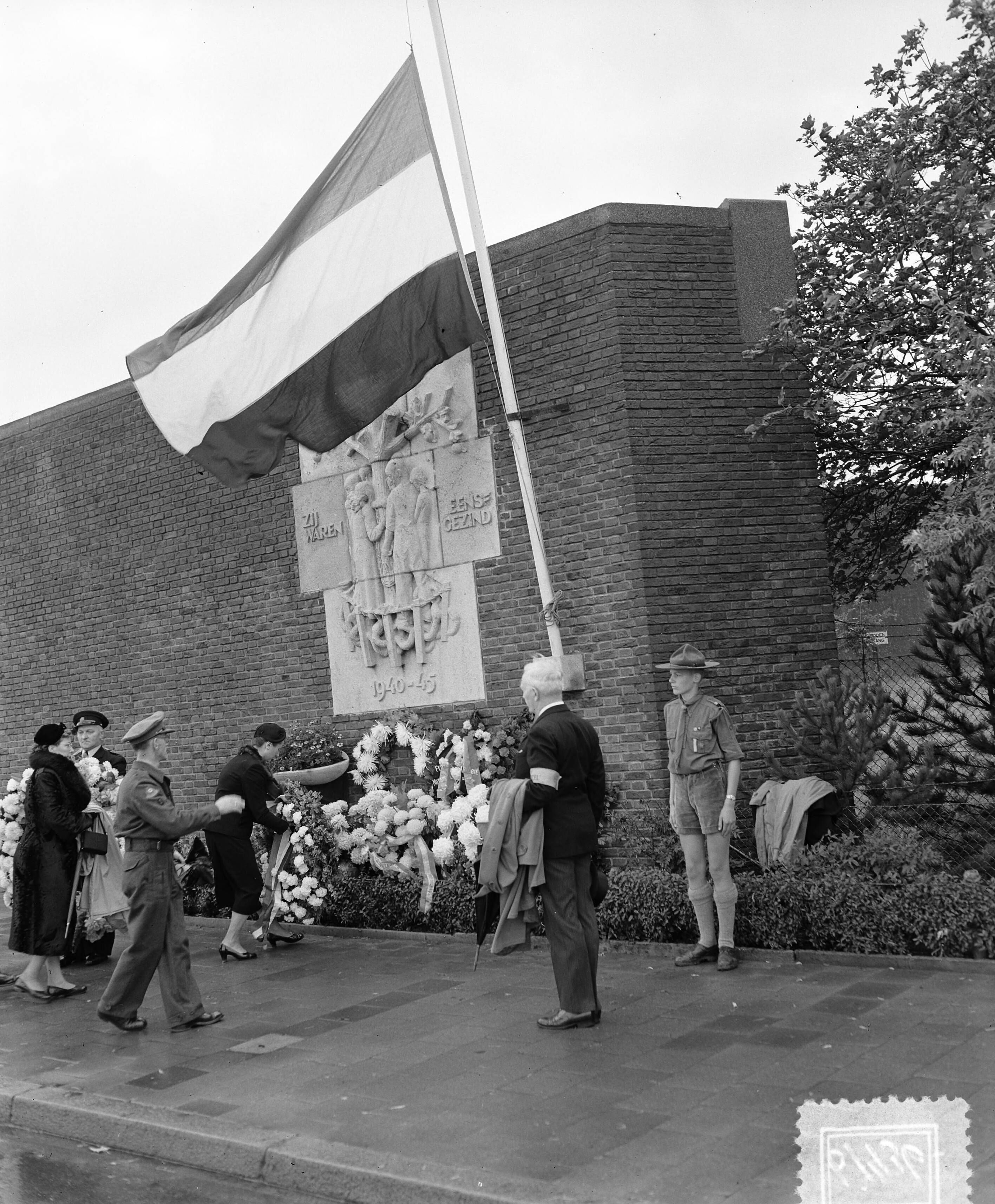 Fotocollectie Anefo — Jaarlijkse herdenking bij de voormalige dodencel in de gevangenis van Scheveningen — Foto: Rossem, Wim van / Anefo. Licentie: Set B: Rechtenvrij / Publiek Domein. Bron: Nationaal Archief. http://hdl.handle.net/10648/a92a1d0c-d0b4-102d-bcf8-003048976d84