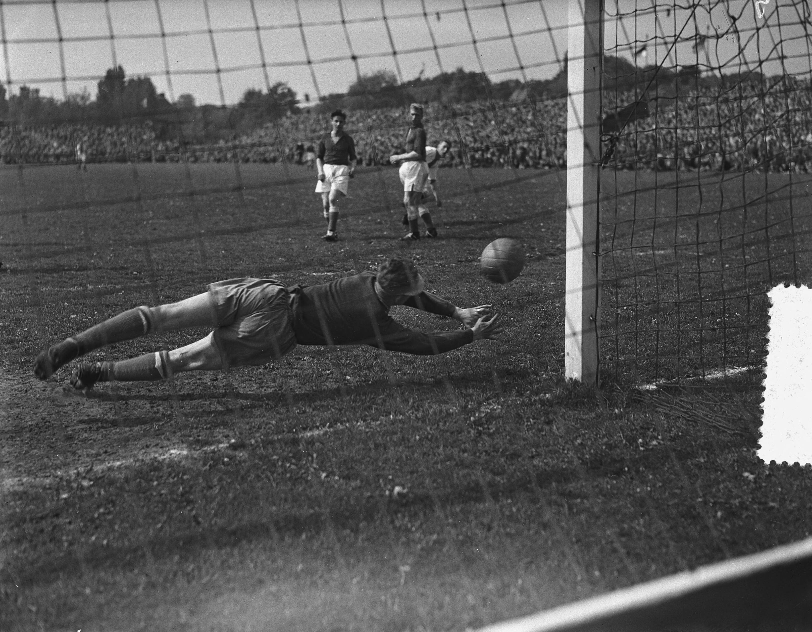 Fotocollectie Anefo — Voetbal. RCH tegen Ajax 3-3. Spelmoment — Foto: Bilsen, Joop van / Anefo. Licentie: Set B: Rechtenvrij / Publiek Domein. Bron: Nationaal Archief. http://hdl.handle.net/10648/a9227cb4-d0b4-102d-bcf8-003048976d84