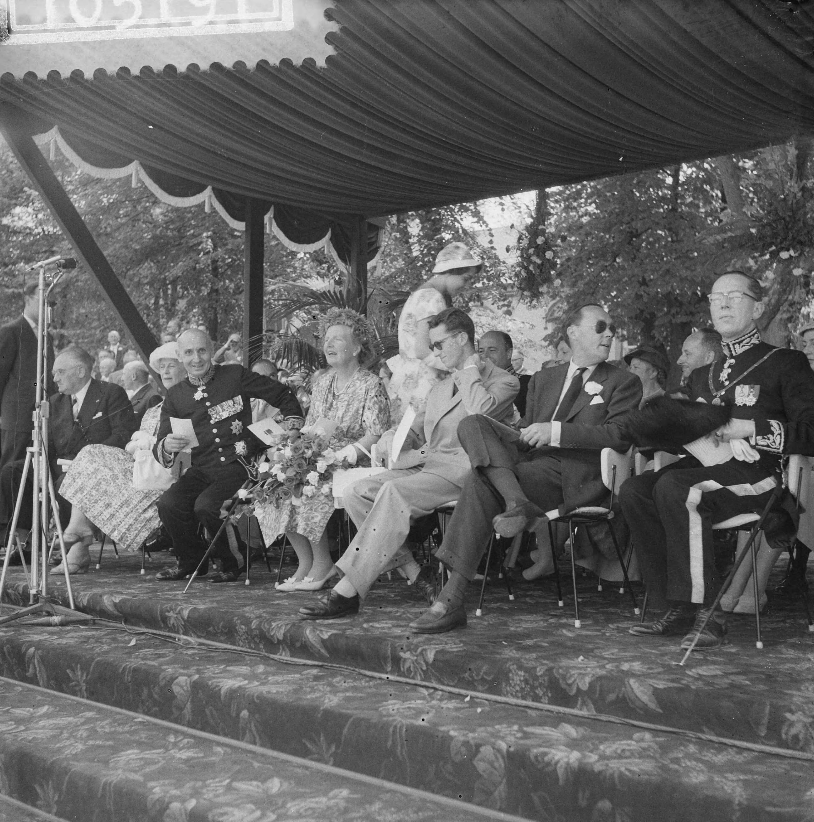 Staatsbezoek koning Boudewijn 1959 — Vierde dag van het bezoek van koning Boudewijn. Huldiging op het Vrijthof door de Maaslanden — Foto: Noske, J.D. / Anefo. Licentie: Set B: Rechtenvrij / Publiek Domein. Bron: Nationaal Archief. http://hdl.handle.net/10648/a998c892-d0b4-102d-bcf8-003048976d84