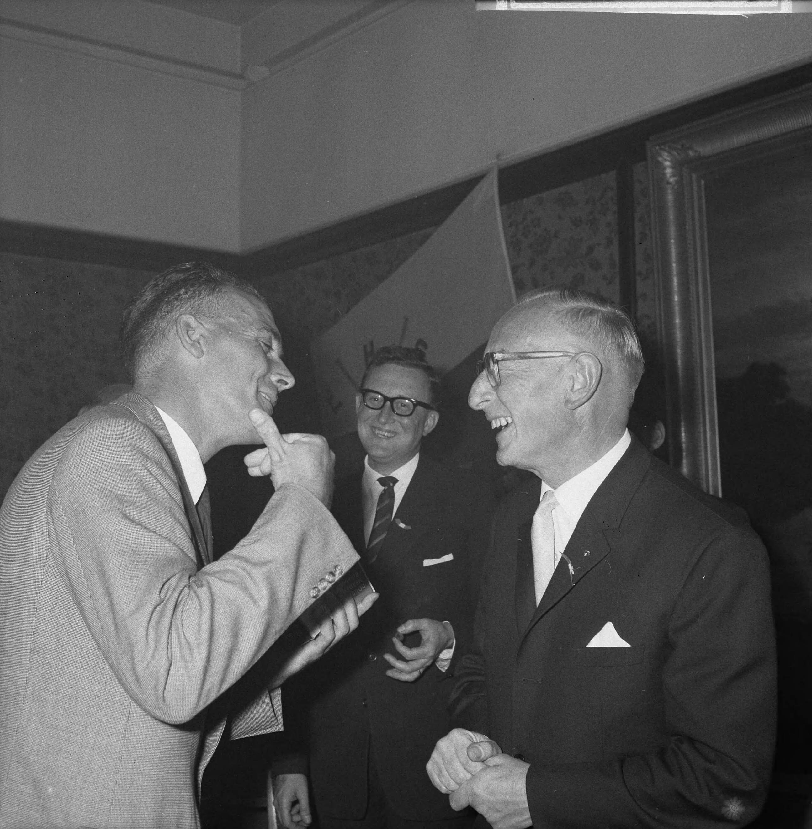 Fotocollectie Anefo — Haarlem Nicols nieuwe Nederlandse honkbalkampioen, receptiein in de Kroonzaal van Brinkmann — Foto: Kroon, Ron / Anefo. Licentie: Set B: Rechtenvrij / Publiek Domein. Bron: Nationaal Archief. http://hdl.handle.net/10648/aac14226-d0b4-102d-bcf8-003048976d84