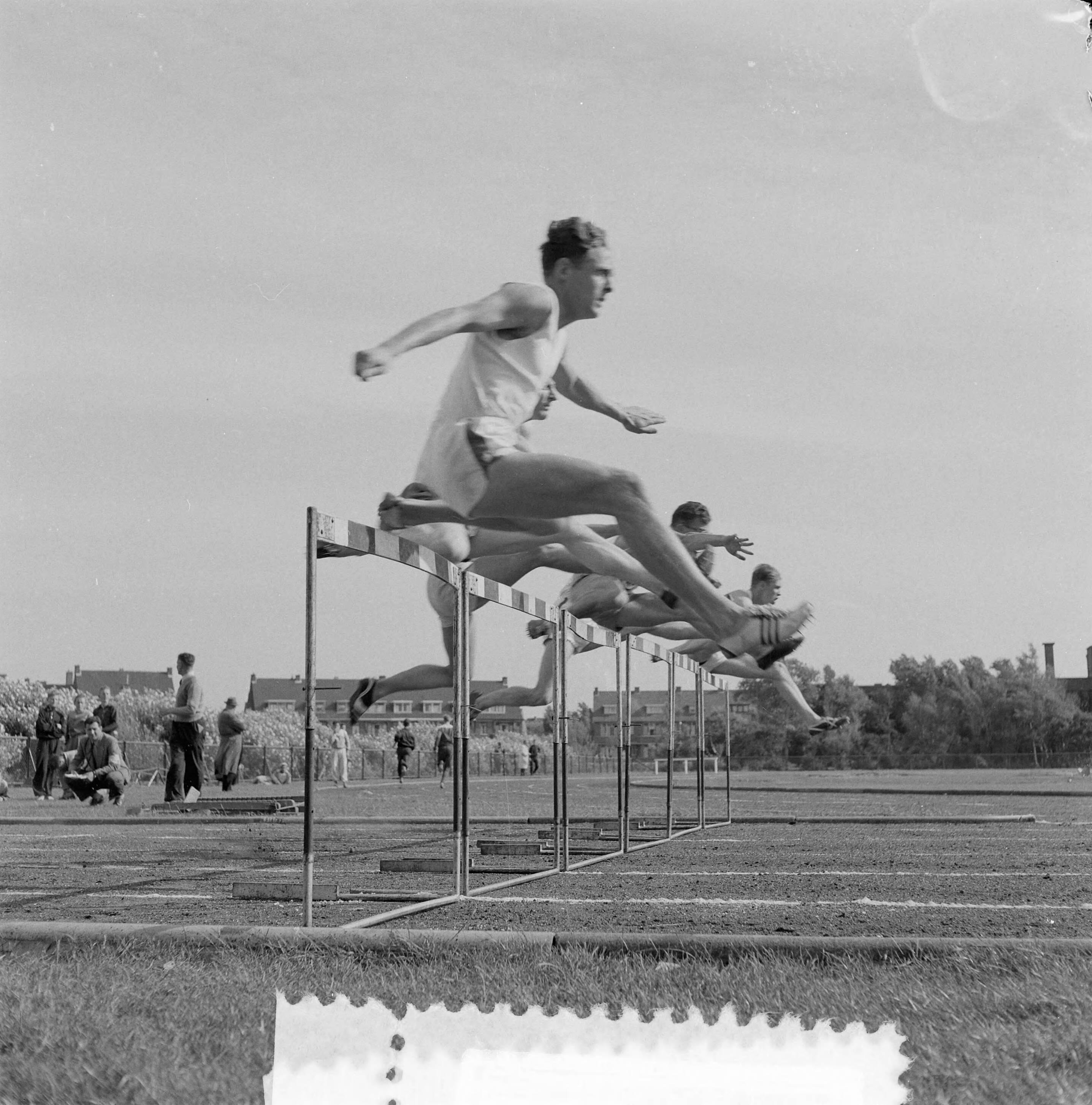 Fotocollectie Anefo — Atletiekwedstrijden om de Prins Hendrikbeker te Den Haag. Finale 110 horden heren — Foto: Behrens, Herbert F. / Anefo. Licentie: Set B: Rechtenvrij / Publiek Domein. Bron: Nationaal Archief. http://hdl.handle.net/10648/a93ad6f6-d0b4-102d-bcf8-003048976d84