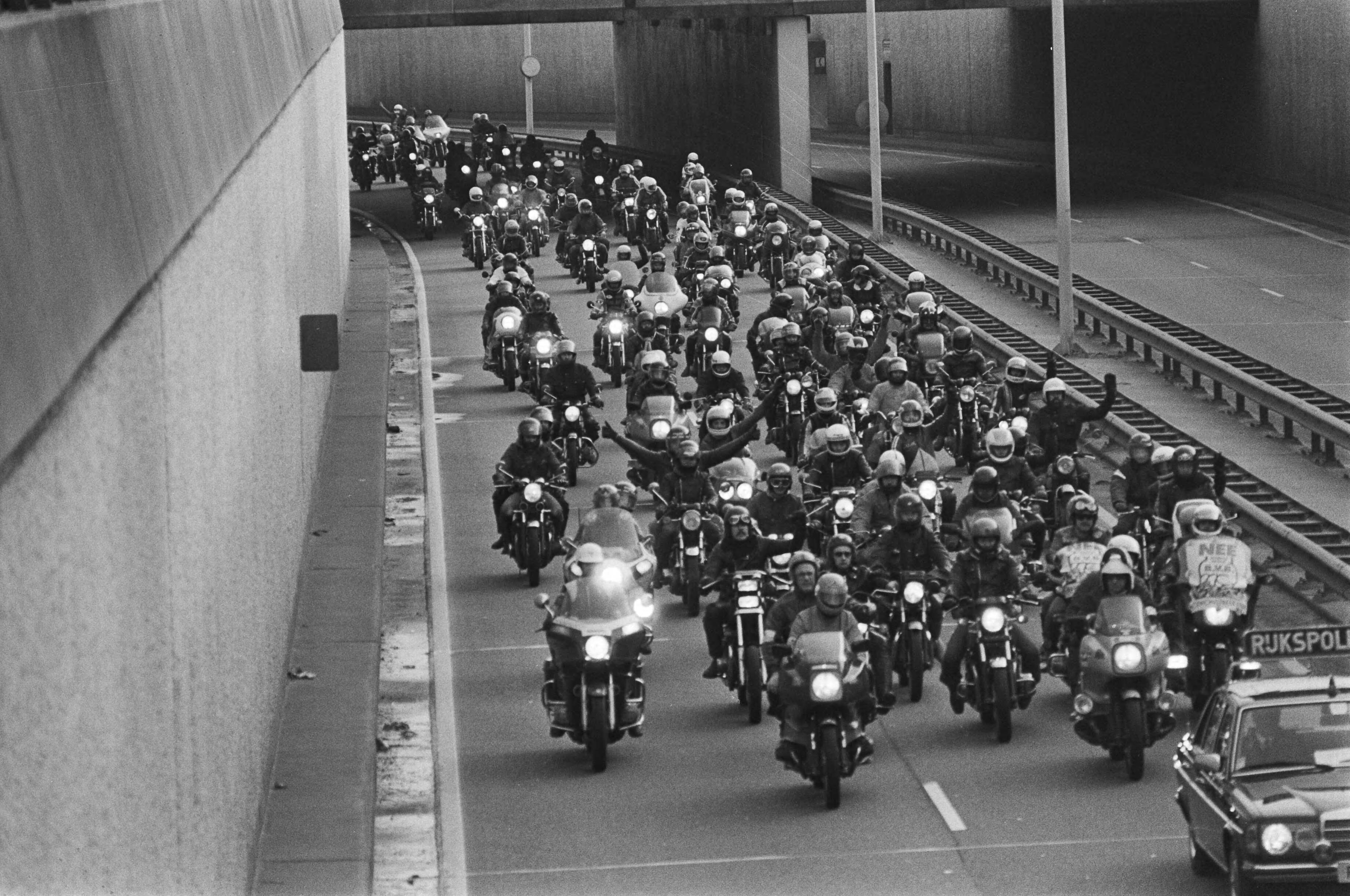 Fotocollectie Anefo — Demonstratie tegen Motor-BVB van Utrecht naar Den Haag door ongeveer 1500 motorrijders. Motorrijders op de Utrechtse Baan in Den Haag — Foto: Dijk, Hans van / Anefo. Licentie: Set B: Rechtenvrij / Publiek Domein. Bron: Nationaal Archief. http://hdl.handle.net/10648/ad0e96d2-d0b4-102d-bcf8-003048976d84