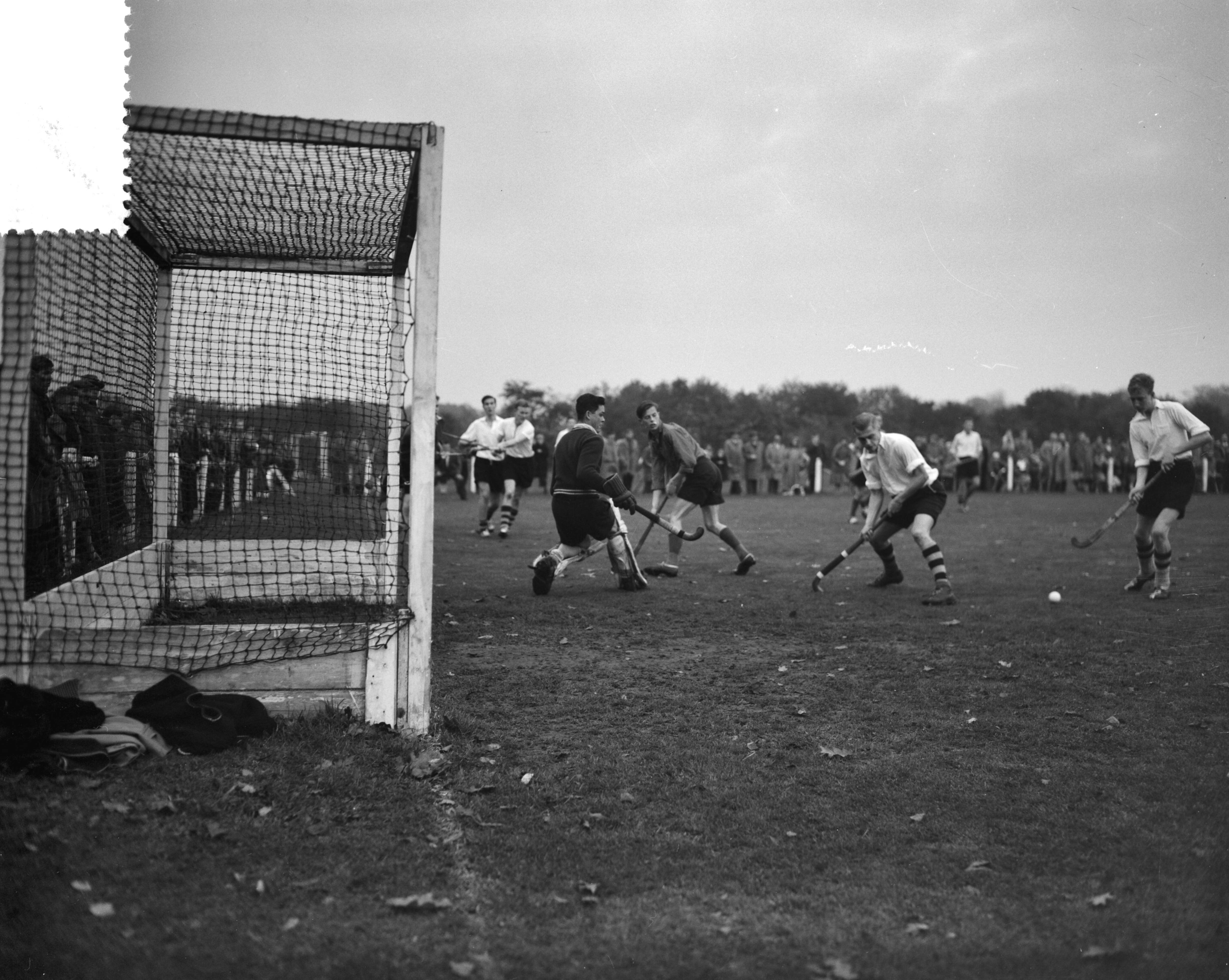 Fotocollectie Anefo — Hockey. Laren tegen SCH 1-0. Spelmomenten bij keeper Gonka van Laren — Foto: Behrens, Herbert F. / Anefo. Licentie: Set B: Rechtenvrij / Publiek Domein. Bron: Nationaal Archief. http://hdl.handle.net/10648/a952787e-d0b4-102d-bcf8-003048976d84