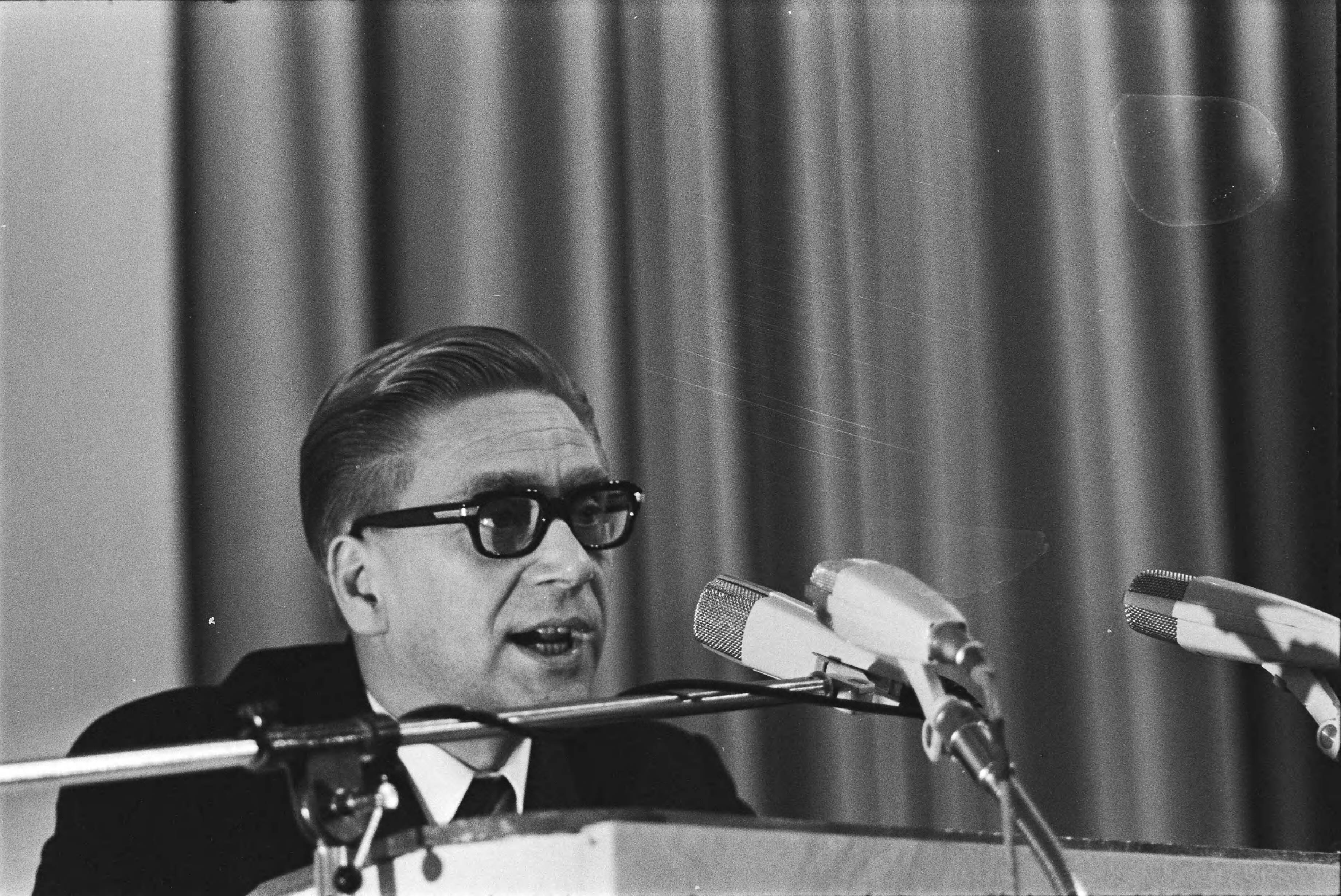 Fotocollectie Anefo — KVP-Partijraad in Den Haag ; minister Veringa aan het woord — Foto: Koch, Eric / Anefo. Licentie: Set B: Rechtenvrij / Publiek Domein. Bron: Nationaal Archief. http://hdl.handle.net/10648/aba936d0-d0b4-102d-bcf8-003048976d84