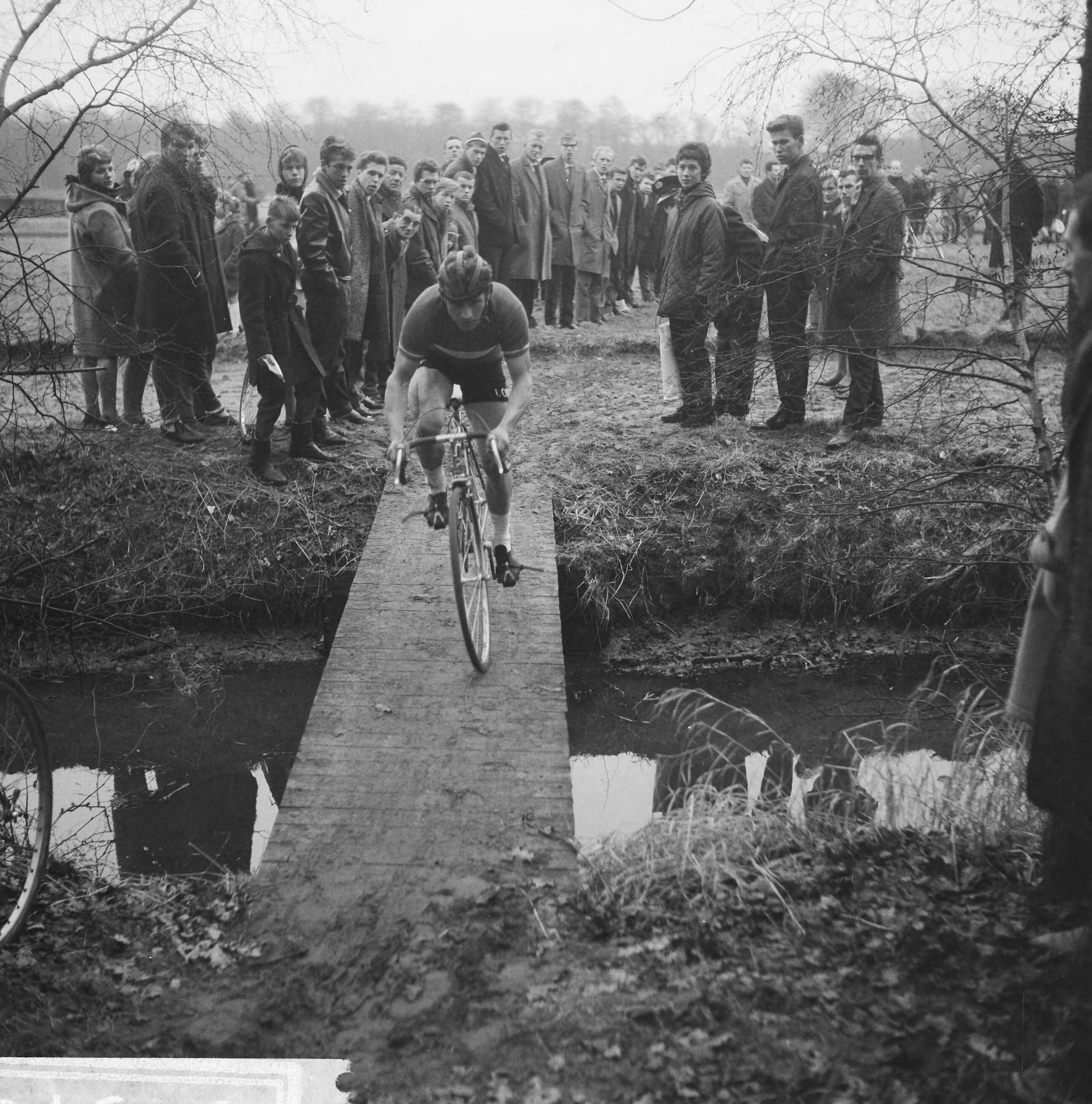 Fotocollectie Anefo — Nationale Cycle Cross "Katerkoers" op sportpark Duinhorst te Wassenaar. Latere winnaar Huub Harings uit Sibbe passeert bruggetje — Foto: Nijs, Jac. de / Anefo. Licentie: Set B: Rechtenvrij / Publiek Domein. Bron: Nationaal Archief. http://hdl.handle.net/10648/aa540cce-d0b4-102d-bcf8-003048976d84