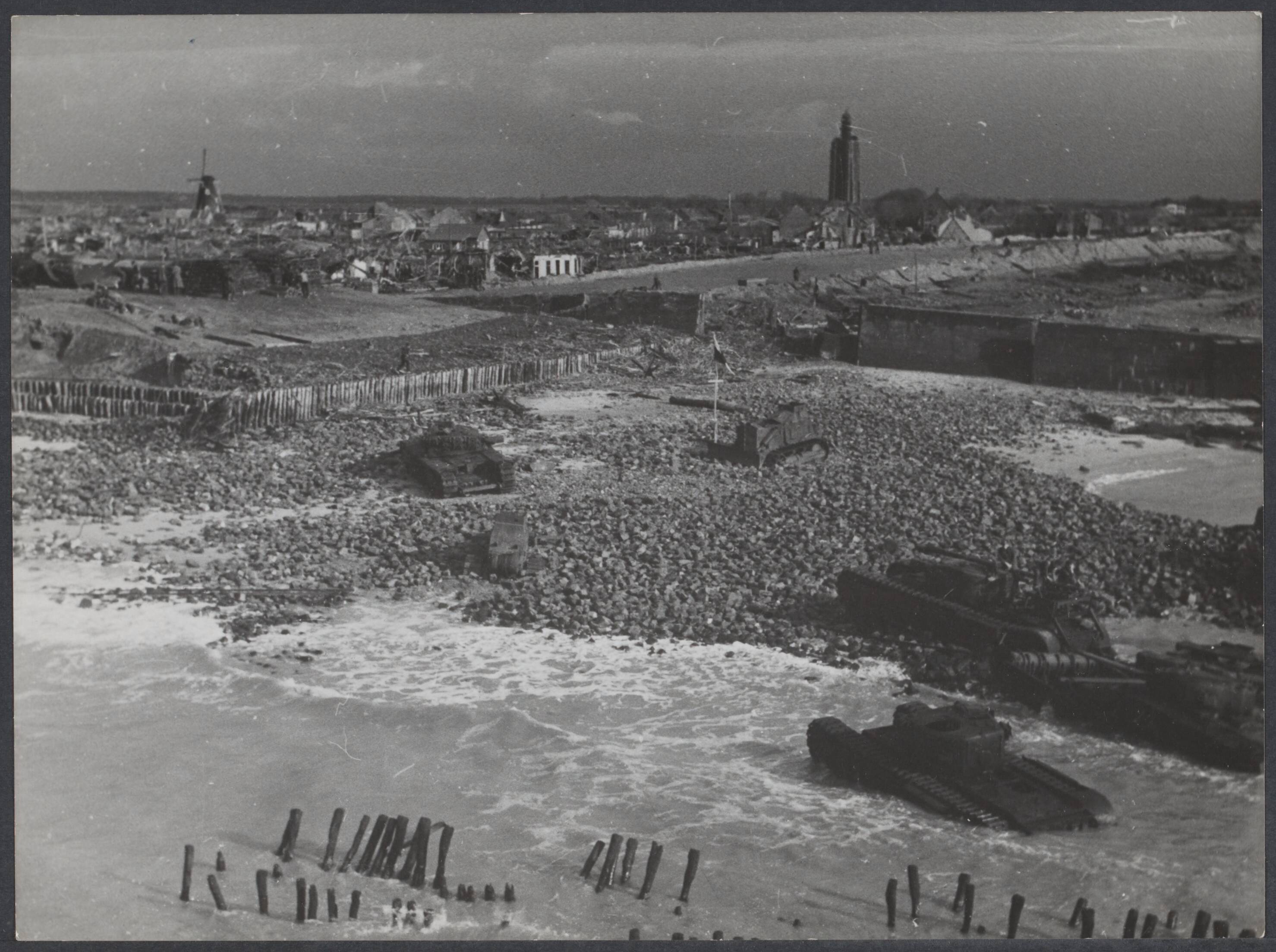 Westkapelle. Raid op de wijk van - 1944 — Westkapelle [luchtopname doorbraak zeedijk met achtergelaten Britse tanks en andere voertuigen] — Foto: Boudt's Foto-Kinohandel, v.d.. Licentie: Set B: Rechtenvrij / Publiek Domein. Bron: Nationaal Archief. http://hdl.handle.net/10648/ca0b127d-1704-b4eb-19f7-70334318b536