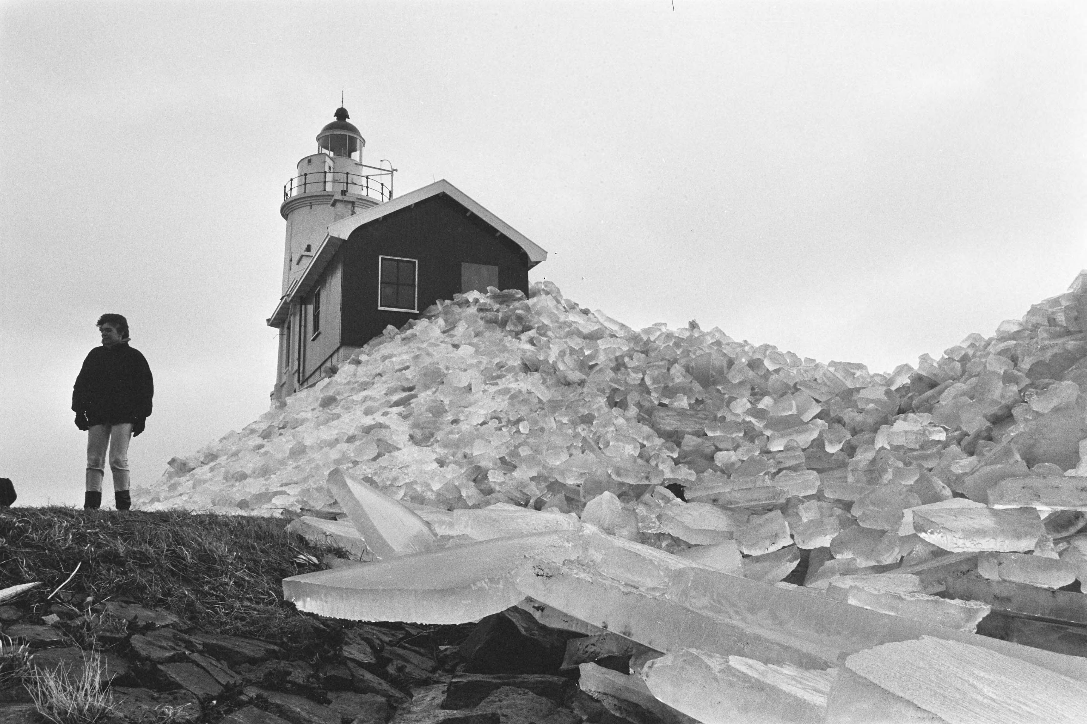 Fotocollectie Anefo — Kruiend ijs op IJsselmeer; vuurtoren van Marken achter ijs — Foto: Croes, Rob C. / Anefo. Licentie: Set B: Rechtenvrij / Publiek Domein. Bron: Nationaal Archief. http://hdl.handle.net/10648/ad5c6ede-d0b4-102d-bcf8-003048976d84