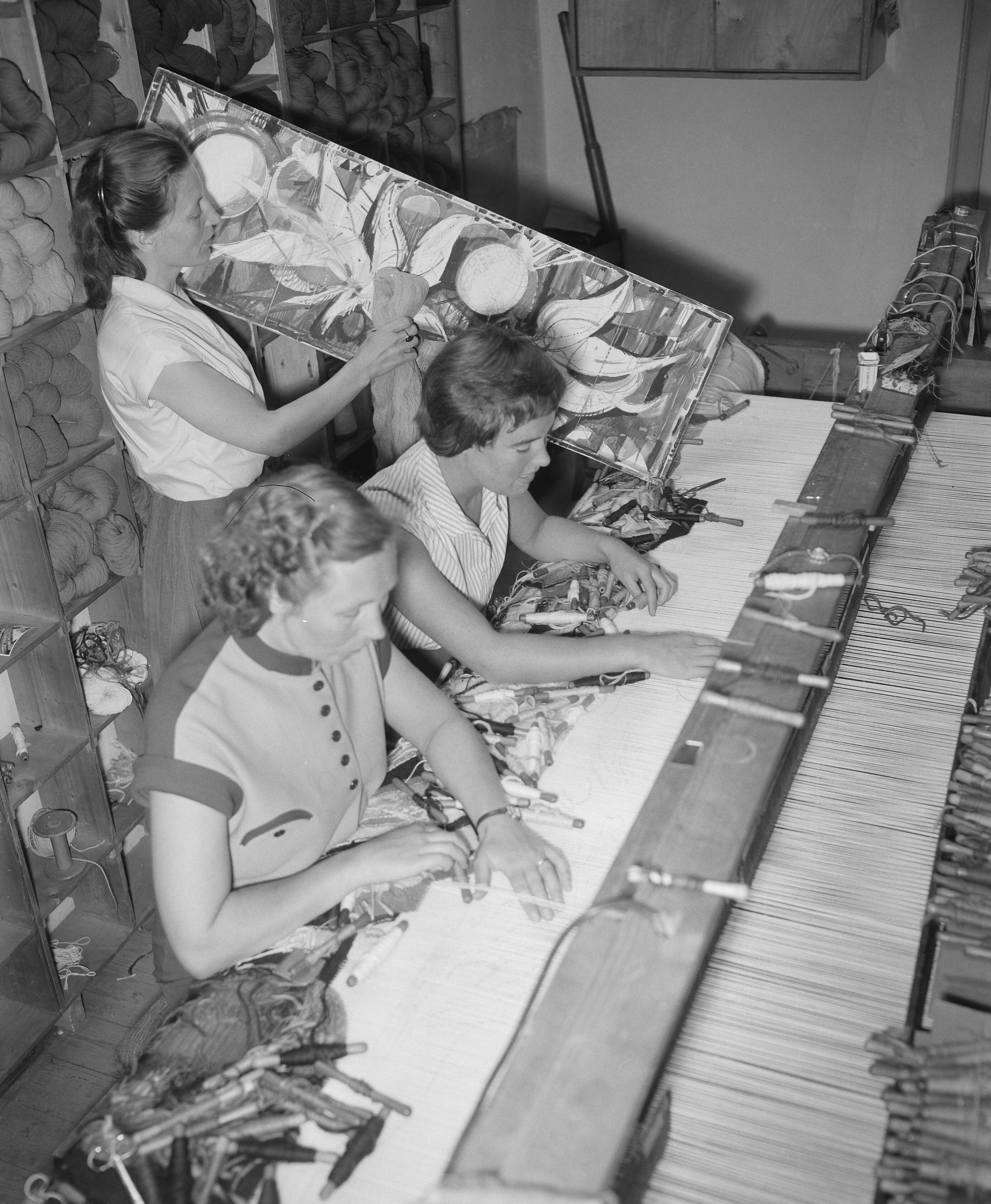 Fotocollectie Anefo — Wandtapijt KLM New York bij Edmond de Cneudt in Baarn — Foto: Bilsen, Joop van / Anefo. Licentie: Set B: Rechtenvrij / Publiek Domein. Bron: Nationaal Archief. http://hdl.handle.net/10648/a96172ac-d0b4-102d-bcf8-003048976d84