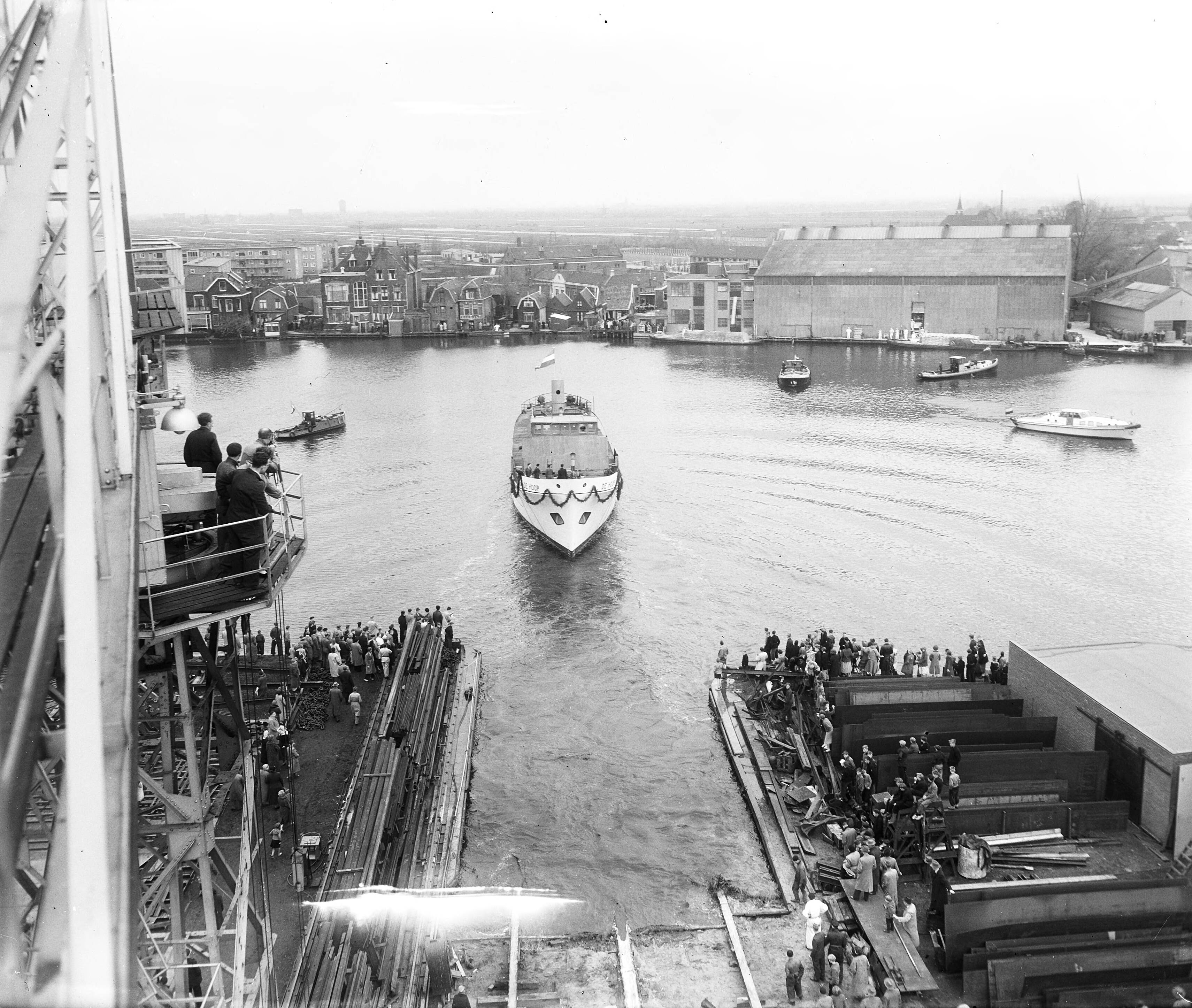 Tewaterlating hospitaal-kerkschip "De Hoop" — Tewaterlating hospitaal-kerkschip "De Hoop" bij de werf "Czaar Peter" van de N.V. Zaanlandsche Scheepbouw Maatschappij in Zaandam — Foto: Rossem, Wim van / Anefo. Licentie: Set B: Rechtenvrij / Publiek Domein. Bron: Nationaal Archief. http://hdl.handle.net/10648/a934d30a-d0b4-102d-bcf8-003048976d84