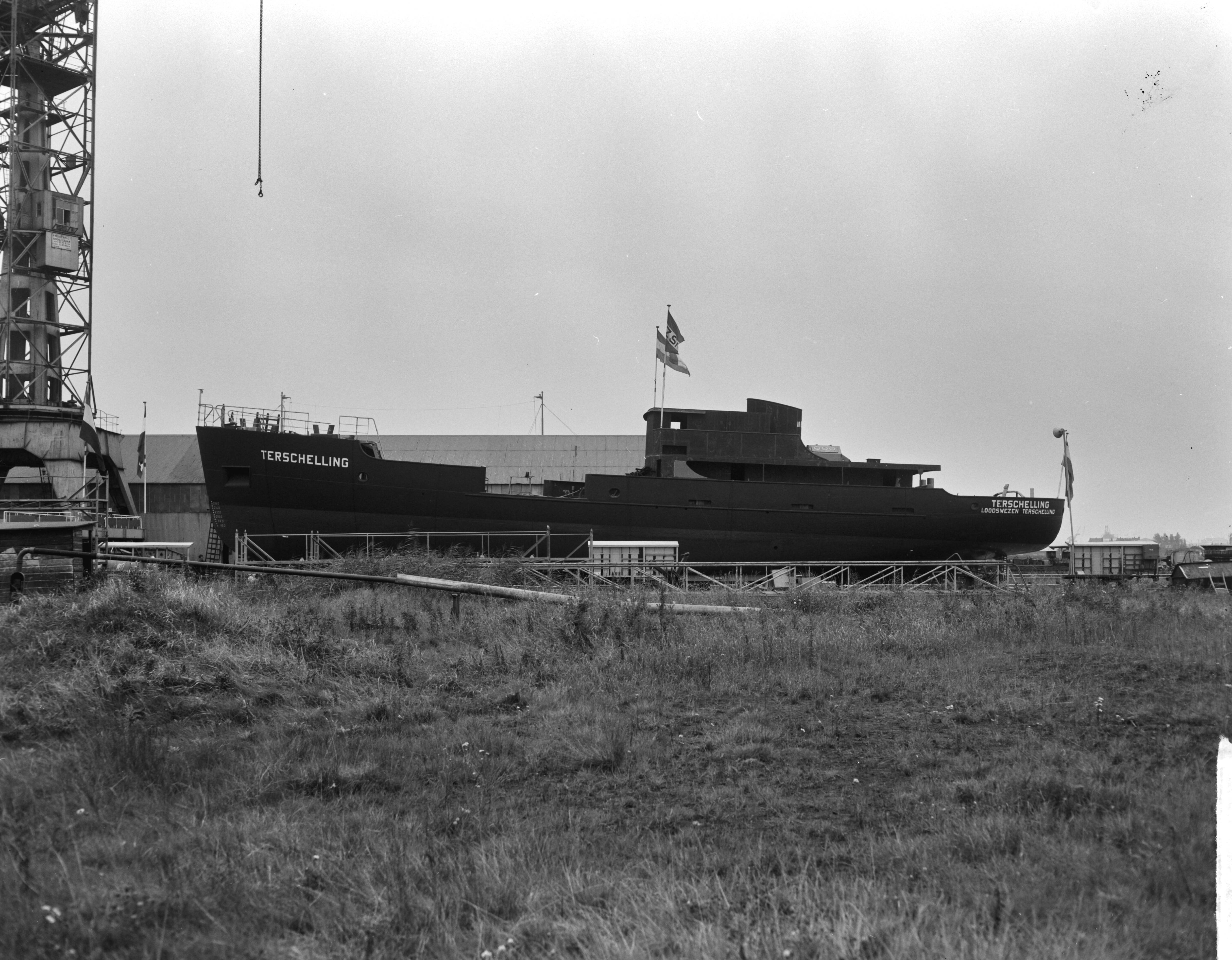 Tewaterlating betonningsvaartuig "Terschelling" — Tewaterlating betonningsvaartuig "Terschelling" op de scheepswerf Achtersluispolder van de Zaanlandse Scheepsbouw Maatschappij (Z.S.M.) — Foto: Bilsen, Joop van / Anefo. Licentie: Set B: Rechtenvrij / Publiek Domein. Bron: Nationaal Archief. http://hdl.handle.net/10648/aa46698e-d0b4-102d-bcf8-003048976d84