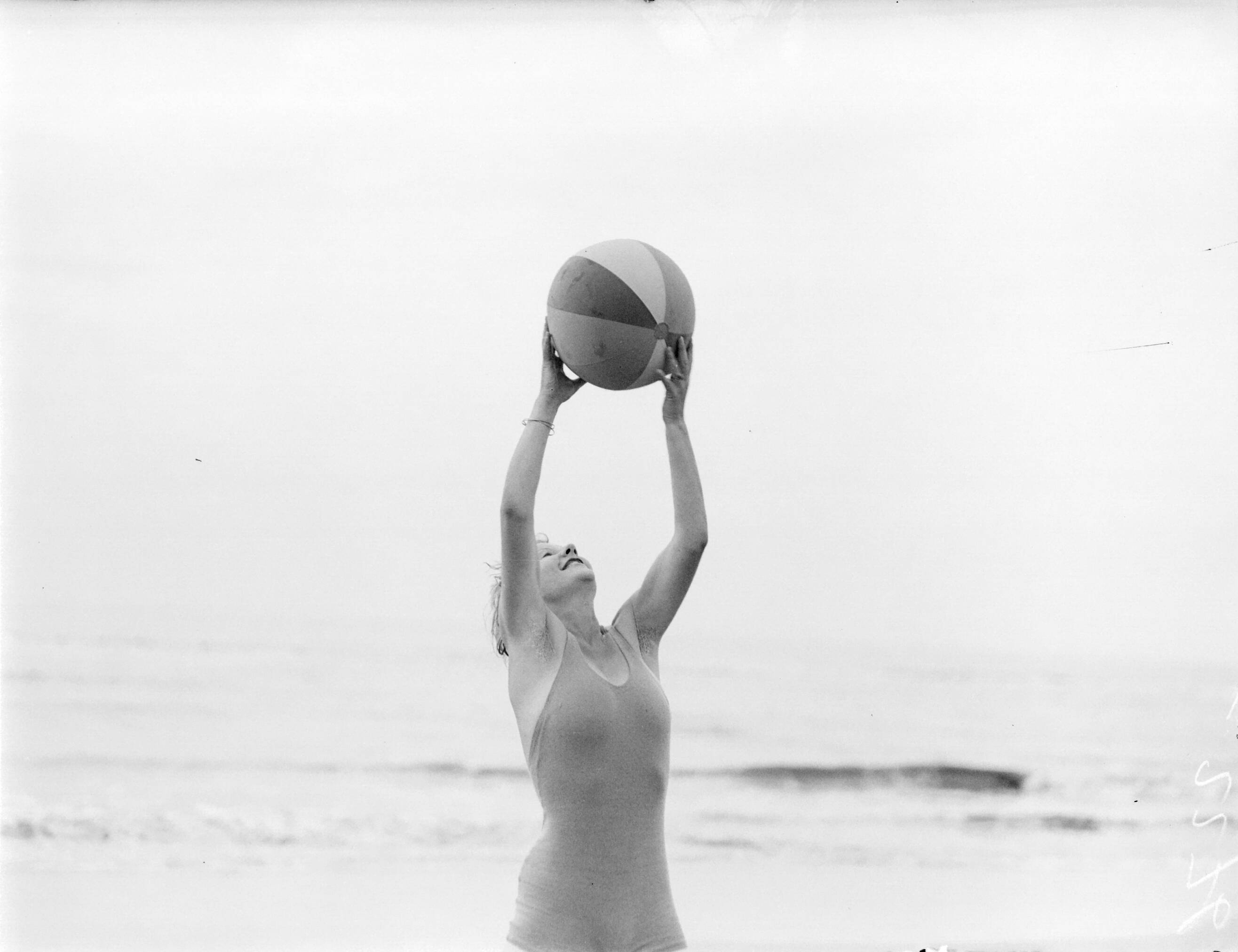Reportage fotomodel — Eva Waldschmidt speelt met een bal op het strand — Foto: Poll, Willem van de. Licentie: Set B: Rechtenvrij / Publiek Domein. Bron: Nationaal Archief. http://hdl.handle.net/10648/aea8074e-d0b4-102d-bcf8-003048976d84