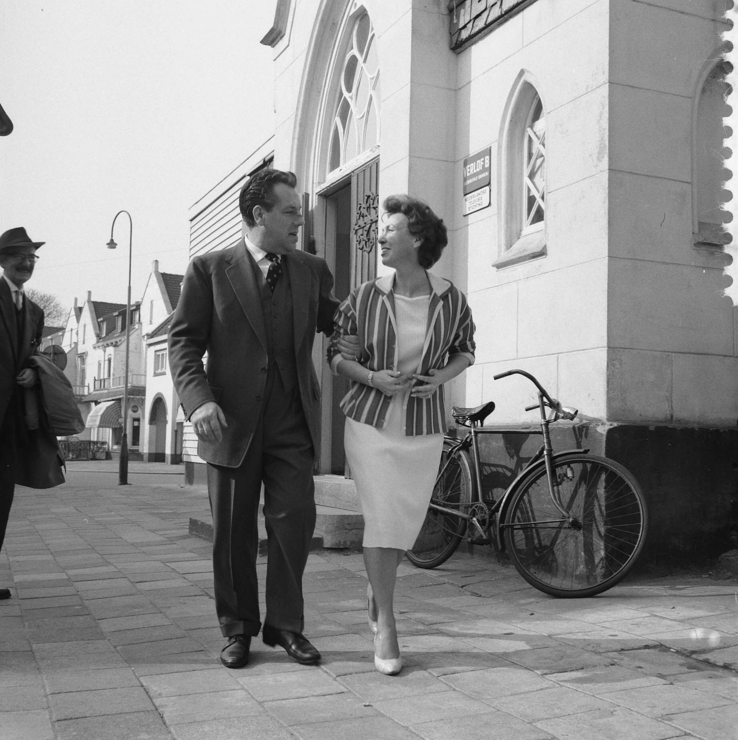 Fotocollectie Anefo — VARA televisieserie "Bijna Twintig". Eenakter "Toen ik bijna twintig was¨van J.G. Toonder. Acteurs Teddy Schaank en Ko van Dijk verlaten Studio Irene te Bussum — Foto: Lindeboom, Henk / Anefo. Licentie: Set B: Rechtenvrij / Publiek Domein. Bron: Nationaal Archief. http://hdl.handle.net/10648/a9cca216-d0b4-102d-bcf8-003048976d84