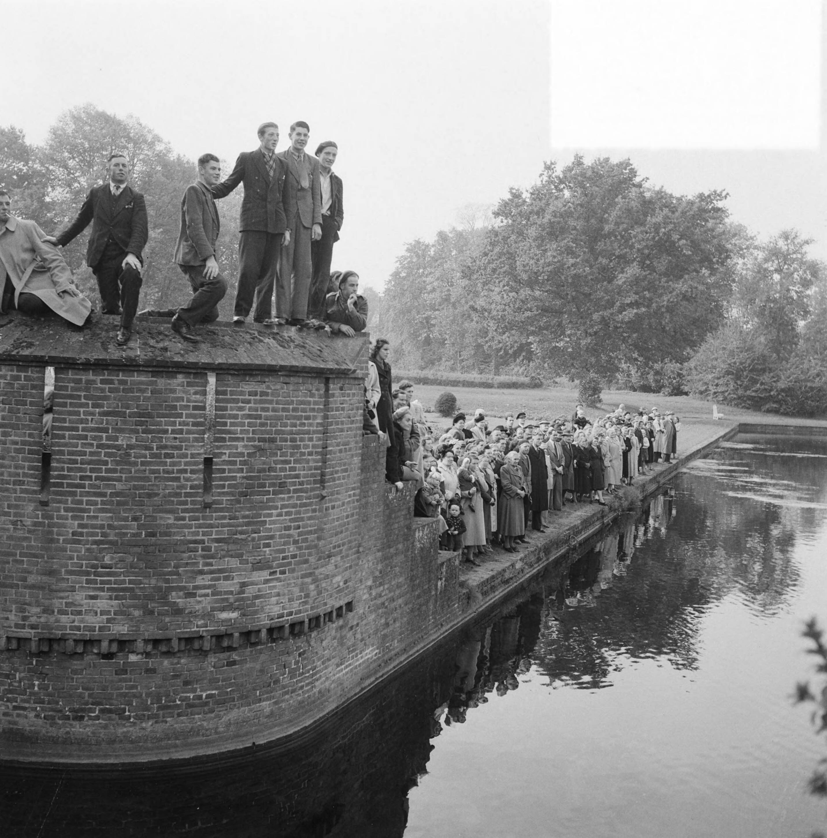 Huwelijk van baronesse Van Zuylen van Nyevelt met de Franse graaf de Nicoly in kasteel de Haar te Haarzuilen — Huwelijk te Haarzuilen van de Franse graaf François H.J. M. de Nicolay met de baronesse Marie H.S.N.J. van Zuylen van Nyevelt van de Haar [publiek bij de slotgracht] — Foto: Noske, J.D. / Anefo. Licentie: Set B: Rechtenvrij / Publiek Domein. Bron: Nationaal Archief. http://hdl.handle.net/10648/a8e0a140-d0b4-102d-bcf8-003048976d84
