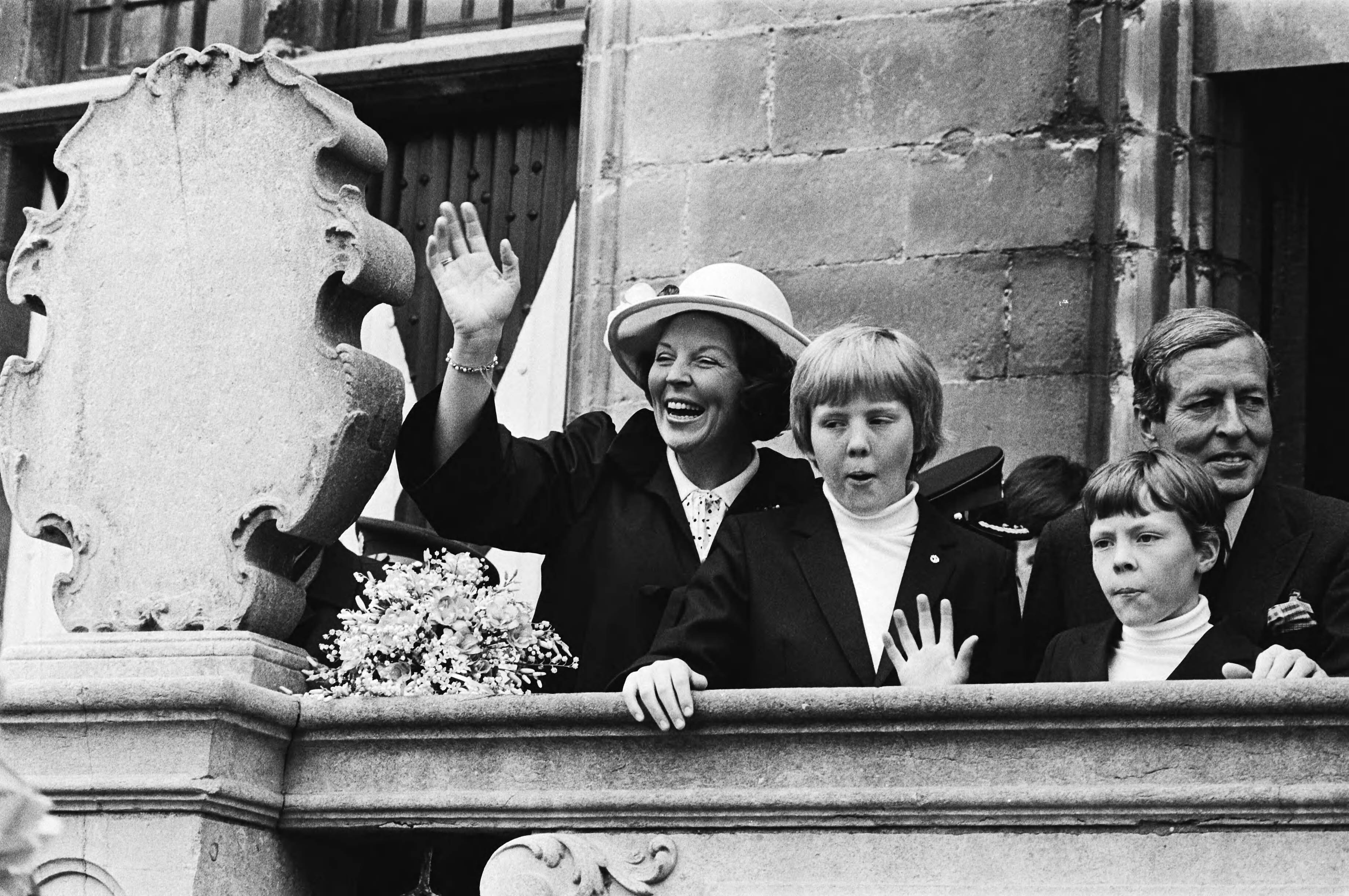 Fotocollectie Anefo — Viering Koninginnedag in Veere, op bordes stadhuis Veere, Koningin Beatrix , Willem-Alexander, Constantijn en Claus — Foto: Bogaerts, Rob / Anefo. Licentie: Set B: Rechtenvrij / Publiek Domein. Bron: Nationaal Archief. http://hdl.handle.net/10648/acfaa9e2-d0b4-102d-bcf8-003048976d84