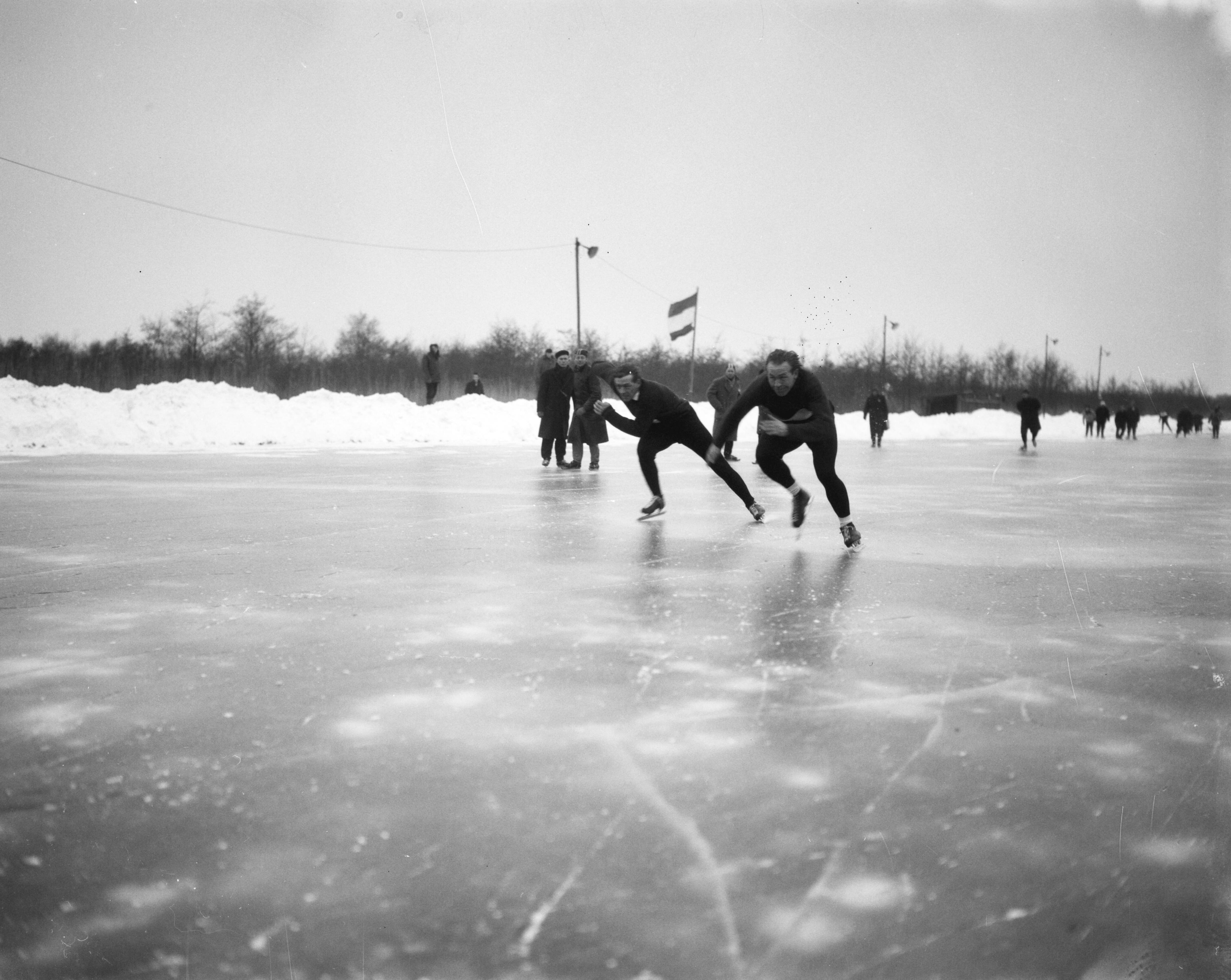 Fotocollectie Anefo — Kortebaan kampioenschappen van Nederland te Ankeveen, Links Jan Heitbrink uit Akkrum (3e), rechts Geert Regts uit Nieuwerbrug, de latere kampioen — Foto: Bilsen, Joop van / Anefo. Licentie: Set B: Rechtenvrij / Publiek Domein. Bron: Nationaal Archief. http://hdl.handle.net/10648/aa24df26-d0b4-102d-bcf8-003048976d84