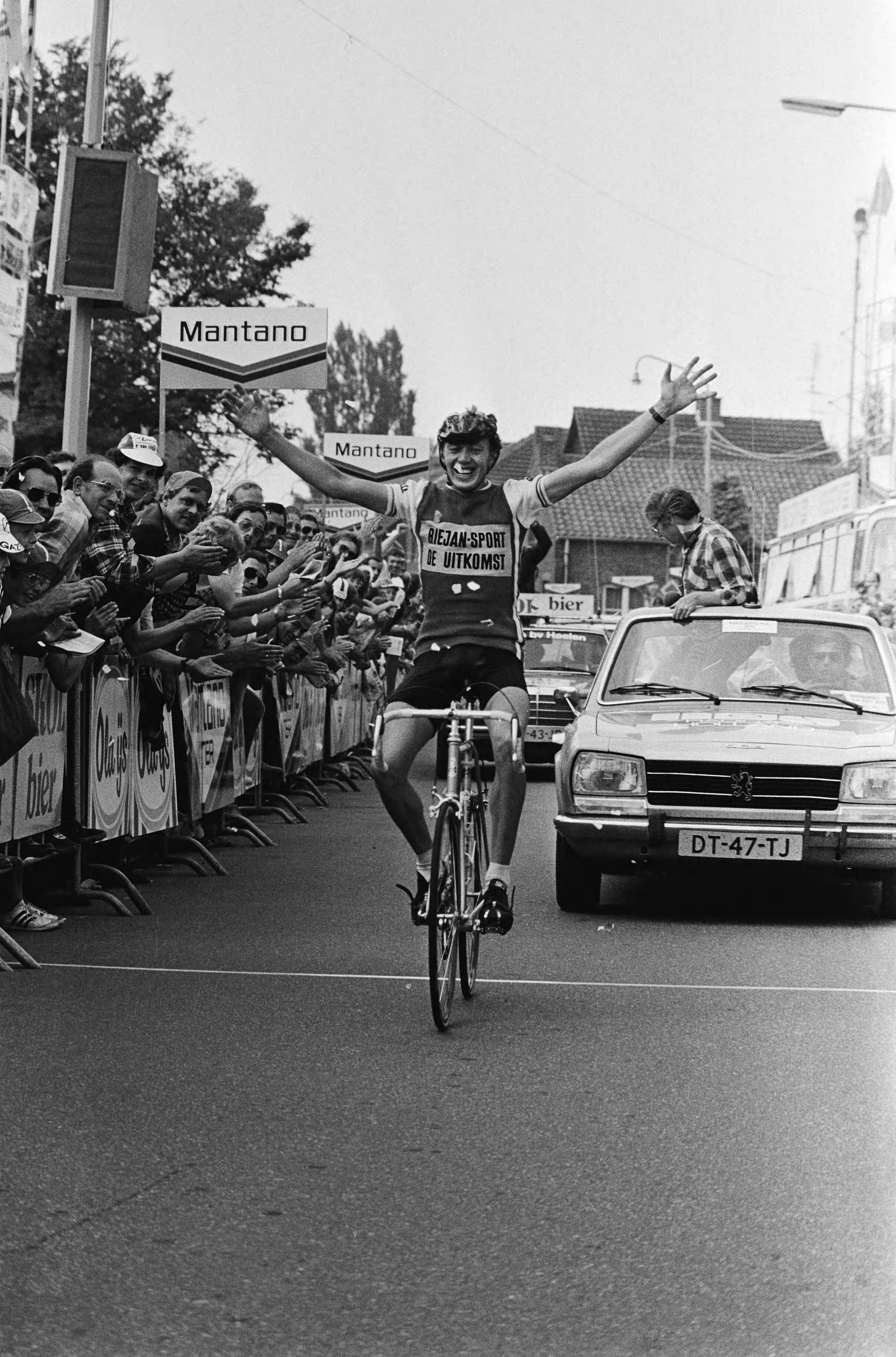 Nederlandse Kampioenschappen Wielrennen Amateurs 1979 in Geulle (Limburg) — Winnaar Hennie Stamsnijder finisht — Foto: Suyk, Koen / Anefo. Licentie: Set B: Rechtenvrij / Publiek Domein. Bron: Nationaal Archief. http://hdl.handle.net/10648/accc9b9c-d0b4-102d-bcf8-003048976d84