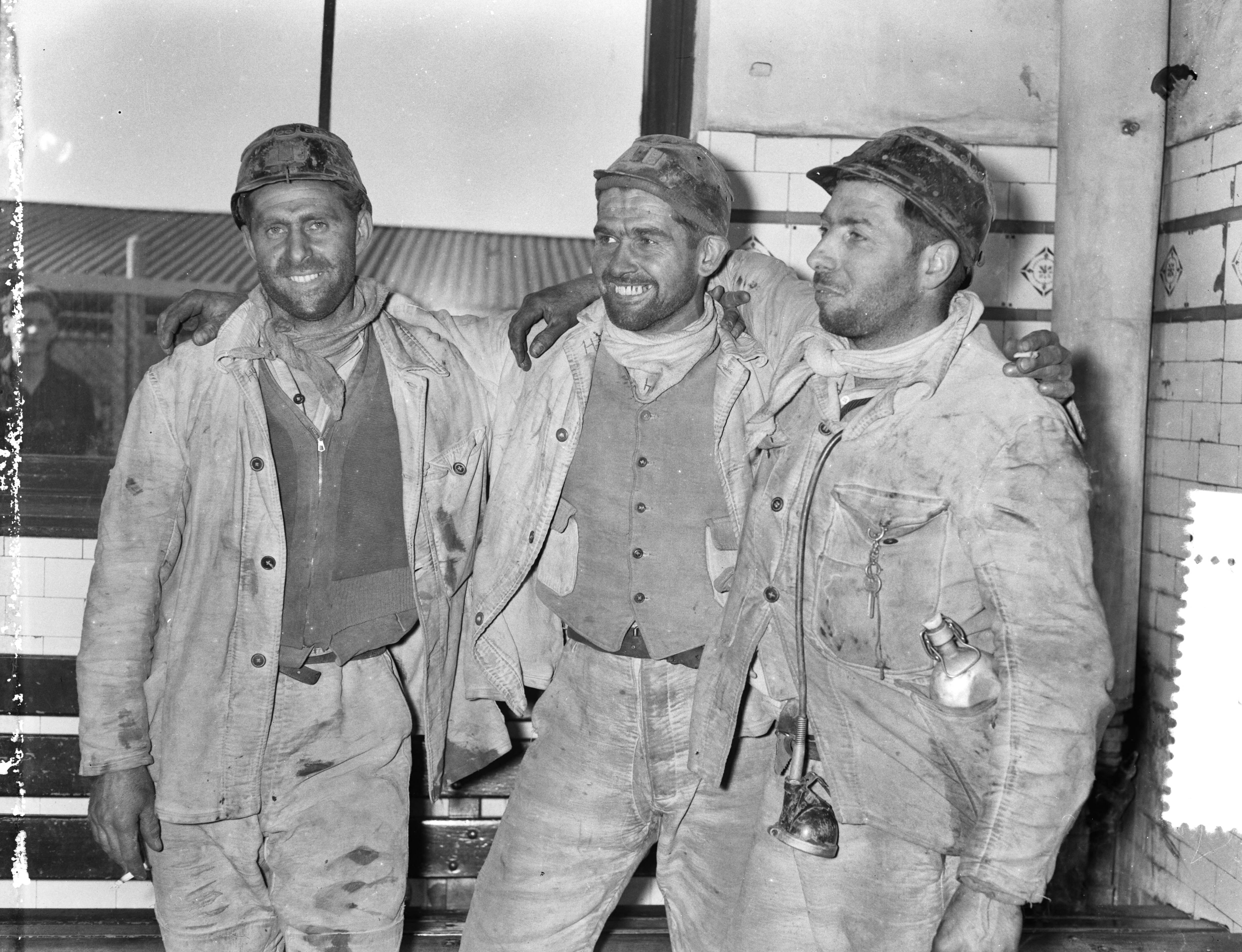 Fotocollectie Anefo — Redding van 3 mijnwerkers uit Willem-Sophiamijn [Vlnr. Willem Hubert Bertram uit Spekholzerheide, Petrus Schoormans uit Bleijerheide en Hub Bertram uit Nyswiller] — Foto: Pot, Harry / Anefo. Licentie: Set B: Rechtenvrij / Publiek Domein. Bron: Nationaal Archief. http://hdl.handle.net/10648/a939e016-d0b4-102d-bcf8-003048976d84