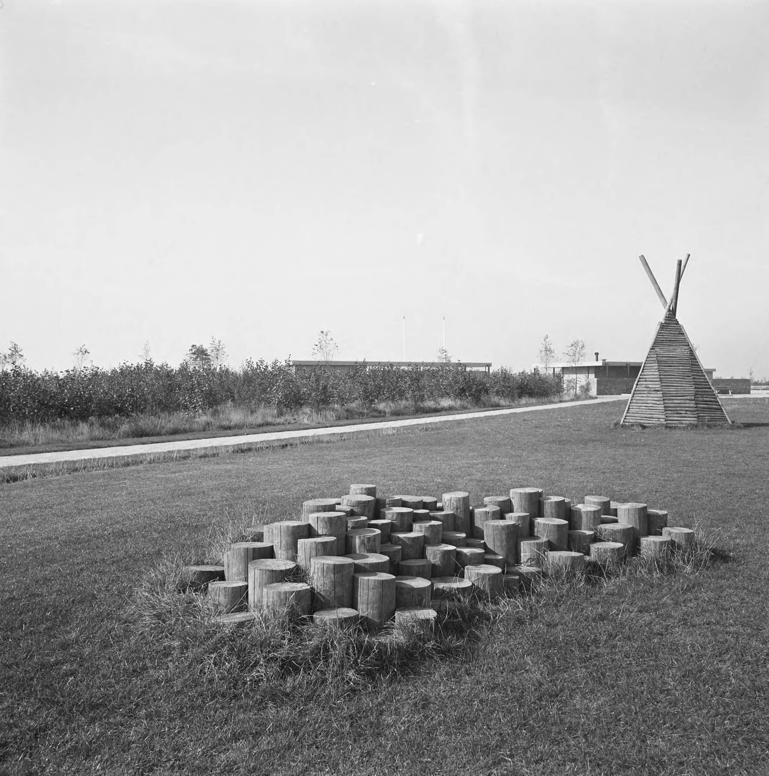 Fotocollectie Nederlandse Heidemaatschappij — Zoetermeer. Speelwerktuigen rond flats — Foto: Fotograaf Onbekend / Heidemij. Licentie: Set B: Rechtenvrij / Publiek Domein. Bron: Nationaal Archief. http://hdl.handle.net/10648/ae834bb6-d0b4-102d-bcf8-003048976d84