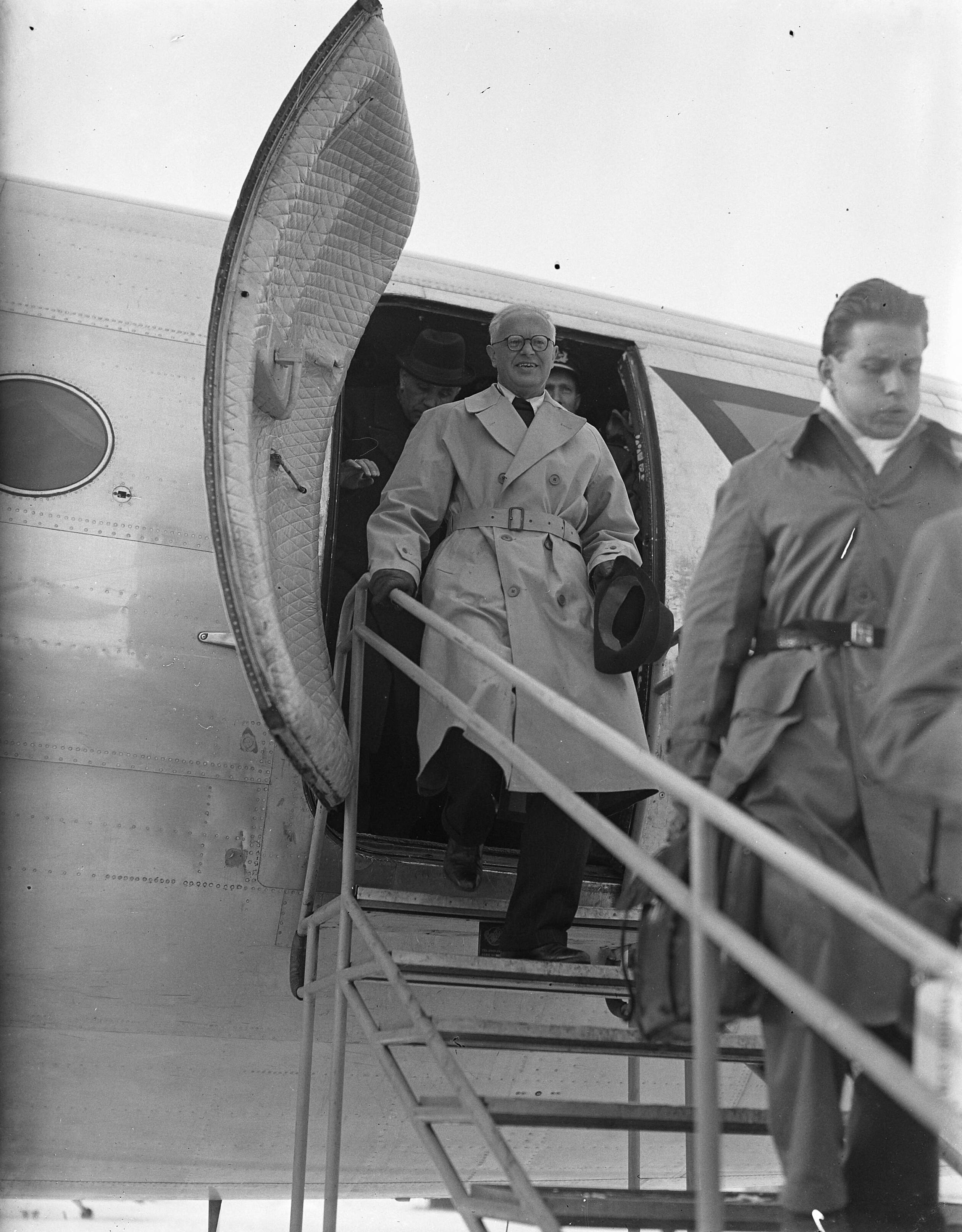 Fotocollectie Anefo — Aankomst van prof. Romme op Schiphol, na een bezoek aan Indonesië — Foto: Noske, J.D. / Anefo. Licentie: Set B: Rechtenvrij / Publiek Domein. Bron: Nationaal Archief. http://hdl.handle.net/10648/a8a59c08-d0b4-102d-bcf8-003048976d84