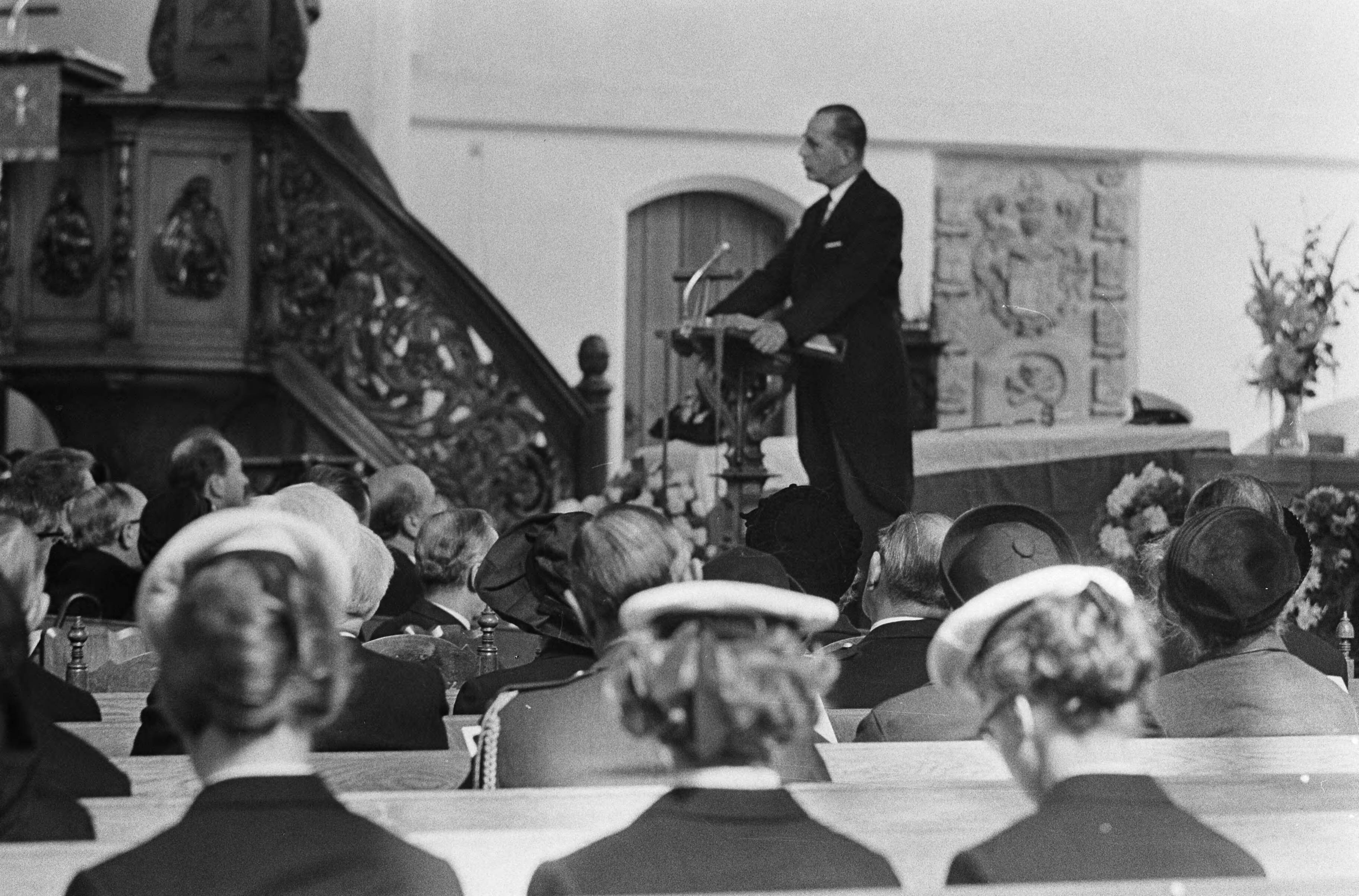 Fotocollectie Anefo — Rouwdienst voor vice-admiraal A.H.J. van der Schatte Olivier te Den Haag , Tijdens dienst sprak dhr. van der Wall Bake — Foto: Kroon, Ron / Anefo. Licentie: Set B: Rechtenvrij / Publiek Domein. Bron: Nationaal Archief. http://hdl.handle.net/10648/ab23a592-d0b4-102d-bcf8-003048976d84