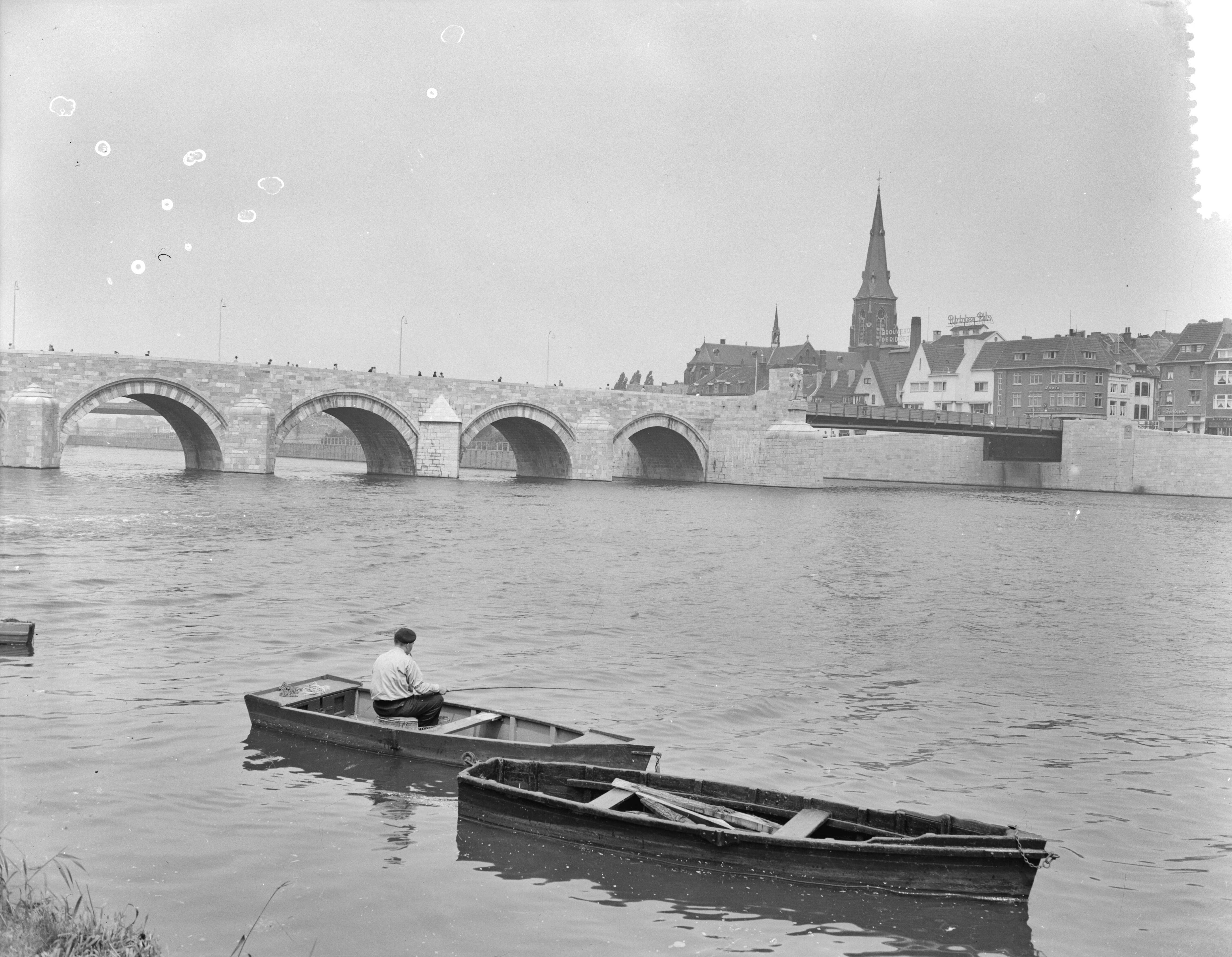 Fotocollectie Anefo — Stadsgezichten Maastricht. Gezicht op de Sint Servaasbrug en het stadsdeel Wyck met de Sint-Martinuskerk — Foto: Pot, Harry / Anefo. Licentie: Set B: Rechtenvrij / Publiek Domein. Bron: Nationaal Archief. http://hdl.handle.net/10648/a9371962-d0b4-102d-bcf8-003048976d84