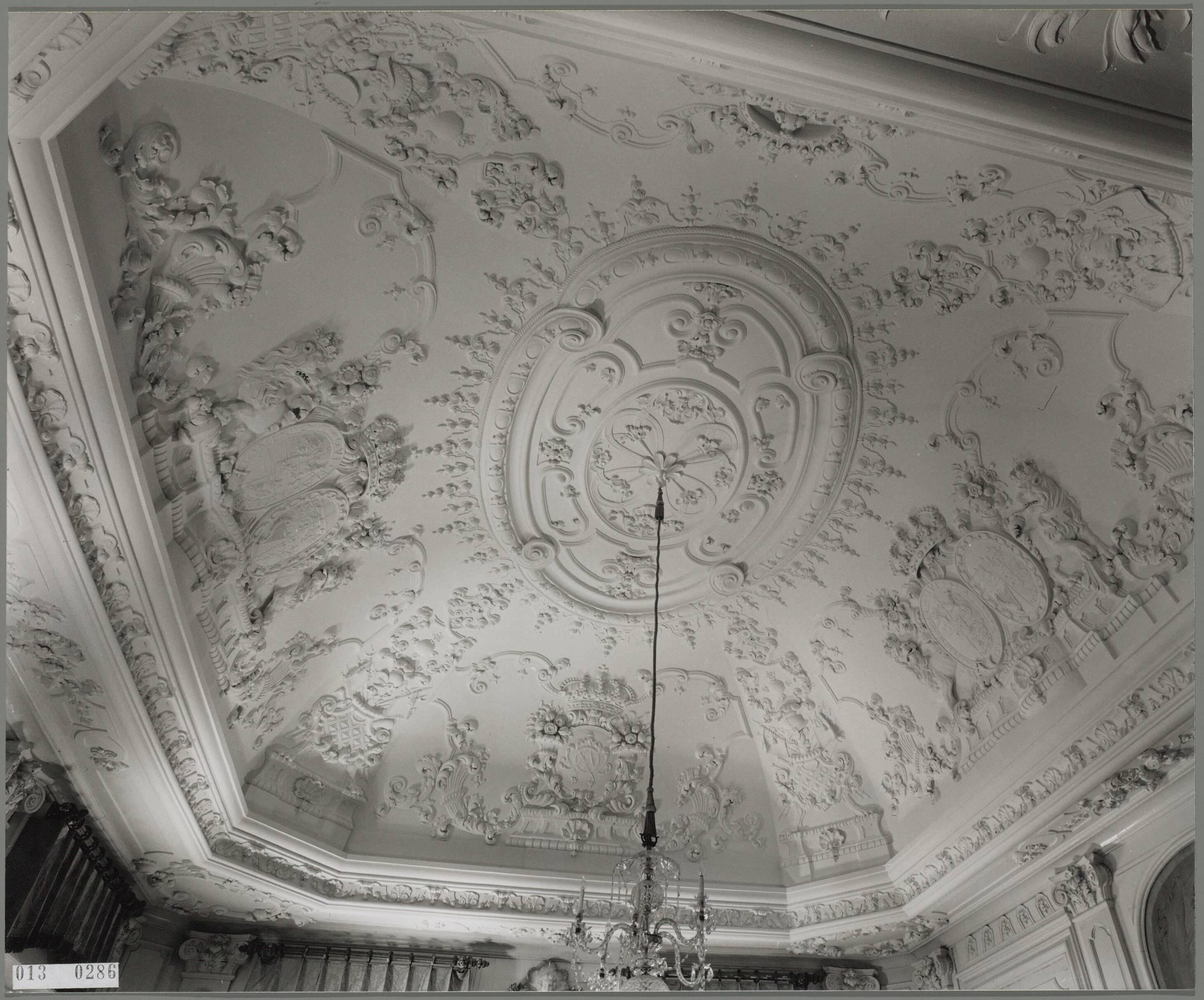 Paleis Huis ten Bosch te Den Haag — Plafond Witte eetzaal — Foto: Hofmeester, Bart / RVD. Licentie: Set B: Rechtenvrij / Publiek Domein. Bron: Nationaal Archief. http://hdl.handle.net/10648/afa86cc4-d0b4-102d-bcf8-003048976d84