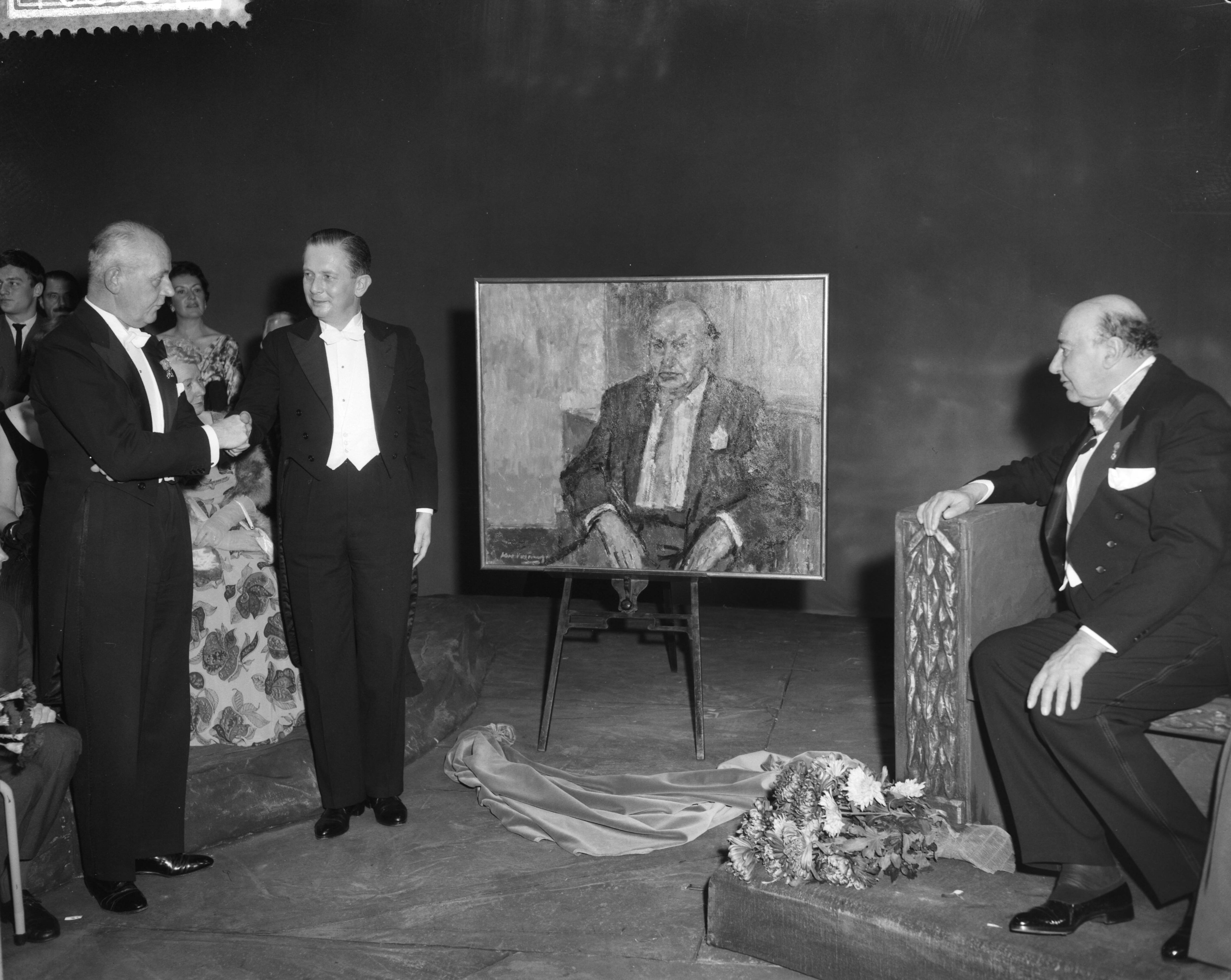 Fotocollectie Anefo — Huldiging van acteur Albert van Dalsum t.g.v. zijn 70ste verjaardag in de Koninklijke Schouwburg te Den Haag. Aanbieding van het op last van de regering door Kees Verwey geschilderde portret aan de burgemeester van Den Haag. Vlnr. burgemeester mr. H.A.M.T. Kolfschoten, minister Y. Scholten, Albert van Dalsum — Foto: Behrens, Herbert F. / Anefo. Licentie: Set B: Rechtenvrij / Publiek Domein. Bron: Nationaal Archief. http://hdl.handle.net/10648/a9a2912e-d0b4-102d-bcf8-003048976d84