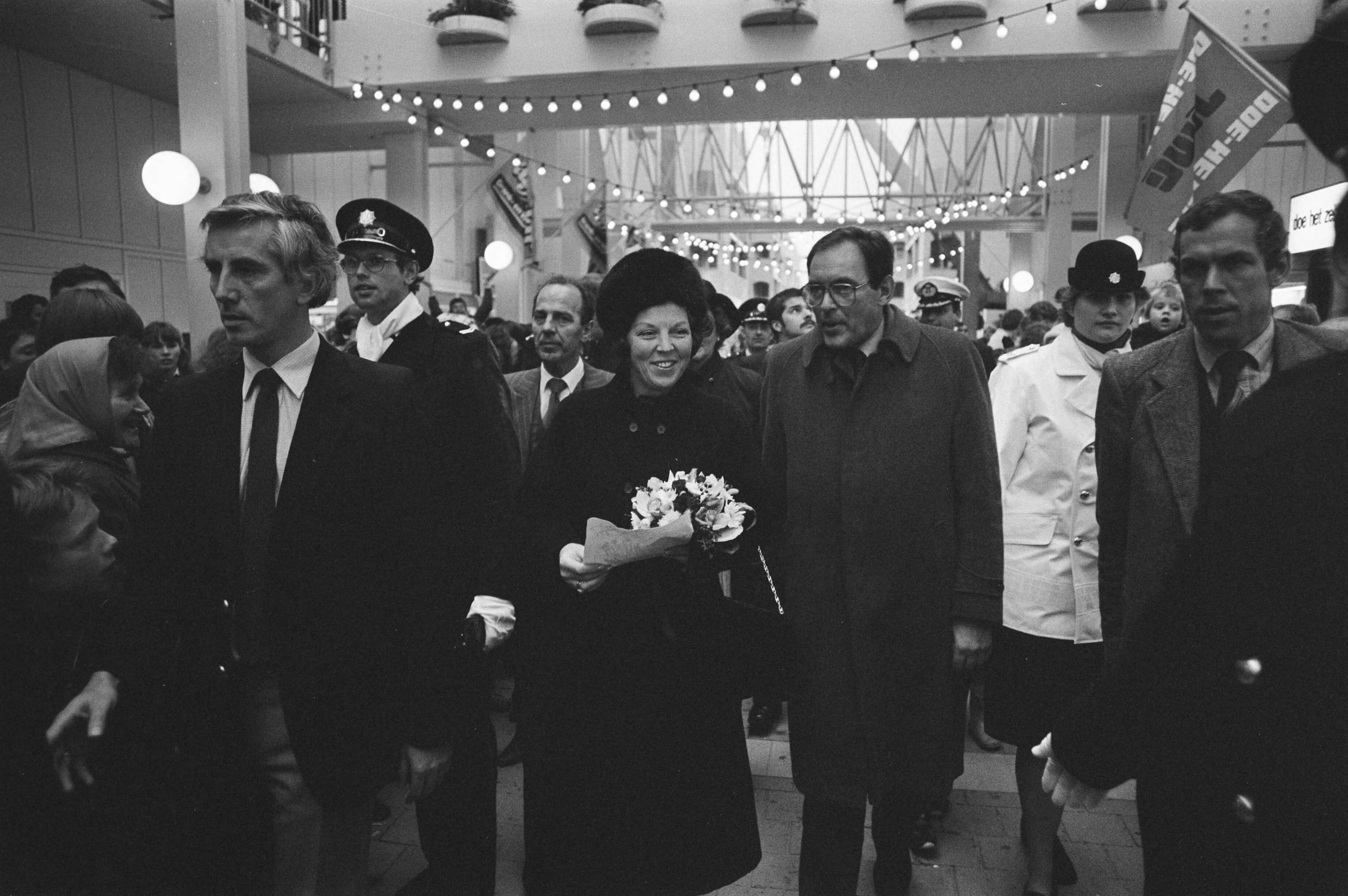 Koningin Beatrix bezoekt Almere in verband met het 5-jarig bestaan — Koningin Beatrix in de winkelpassage; rechts Han Lammers — Foto: Croes, Rob C. / Anefo. Licentie: Set B: Rechtenvrij / Publiek Domein. Bron: Nationaal Archief. http://hdl.handle.net/10648/ad09fe7e-d0b4-102d-bcf8-003048976d84