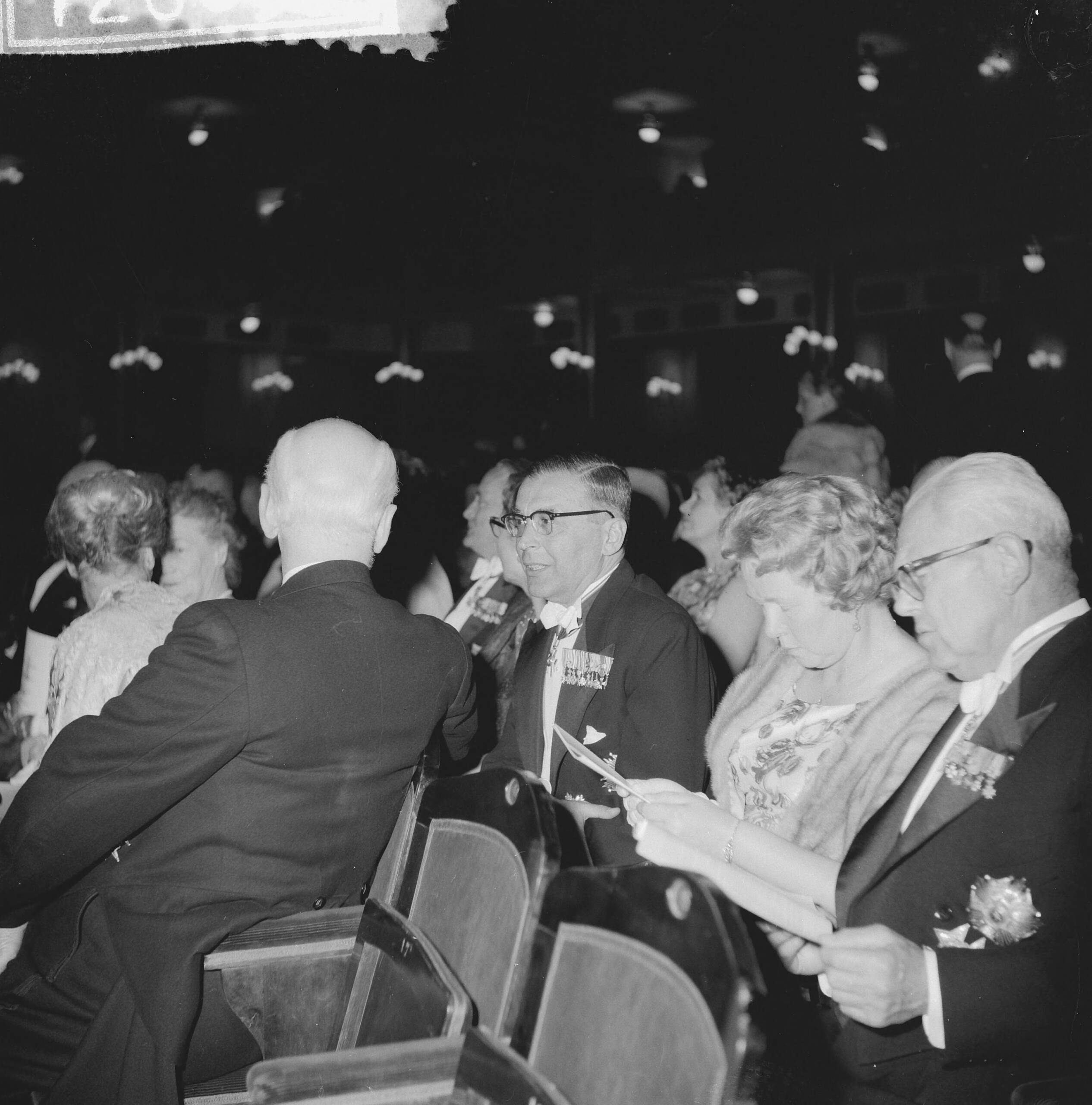 Opening Holland Festival 1961 in het Kurhaus — Opening Holland Festival 1961 in het Kurhaus te Scheveningen. Hoge gasten in het publiek. In het midden burgemeester G. van Hall van Amsterdam. Rechts (kijkend in zijn programma) vice minister-president H.A. Korthals — Foto: Lindeboom, Henk / Anefo. Licentie: Set B: Rechtenvrij / Publiek Domein. Bron: Nationaal Archief. http://hdl.handle.net/10648/a9d8c320-d0b4-102d-bcf8-003048976d84