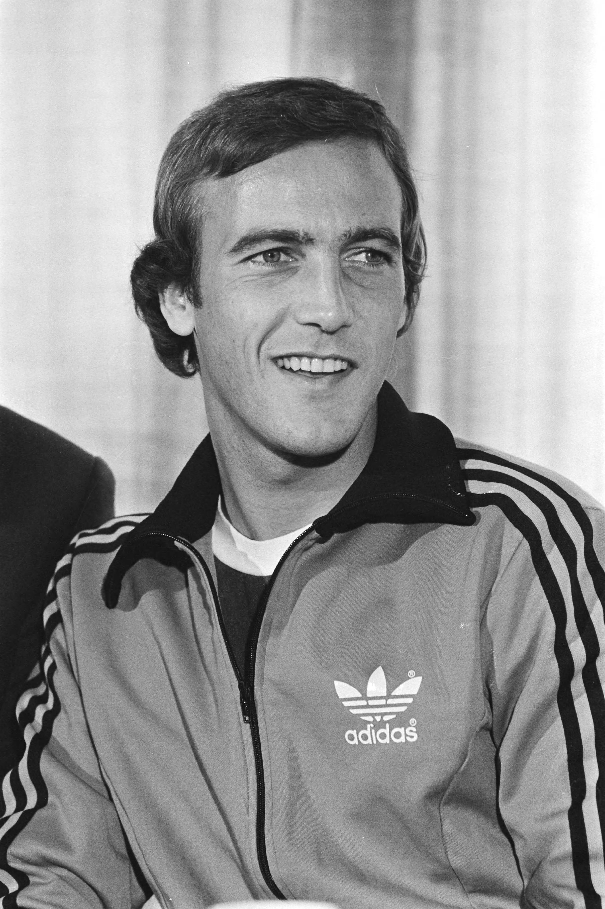 Training van Johan Neeskens in Zeist om eventueel a.s. woensdag in het Nederlands elftal te spelen — Johan Neeskens tijdens de persconferentie — Foto: Dijk, Hans van / Anefo. Licentie: Set B: Rechtenvrij / Publiek Domein. Bron: Nationaal Archief. http://hdl.handle.net/10648/ad05be86-d0b4-102d-bcf8-003048976d84