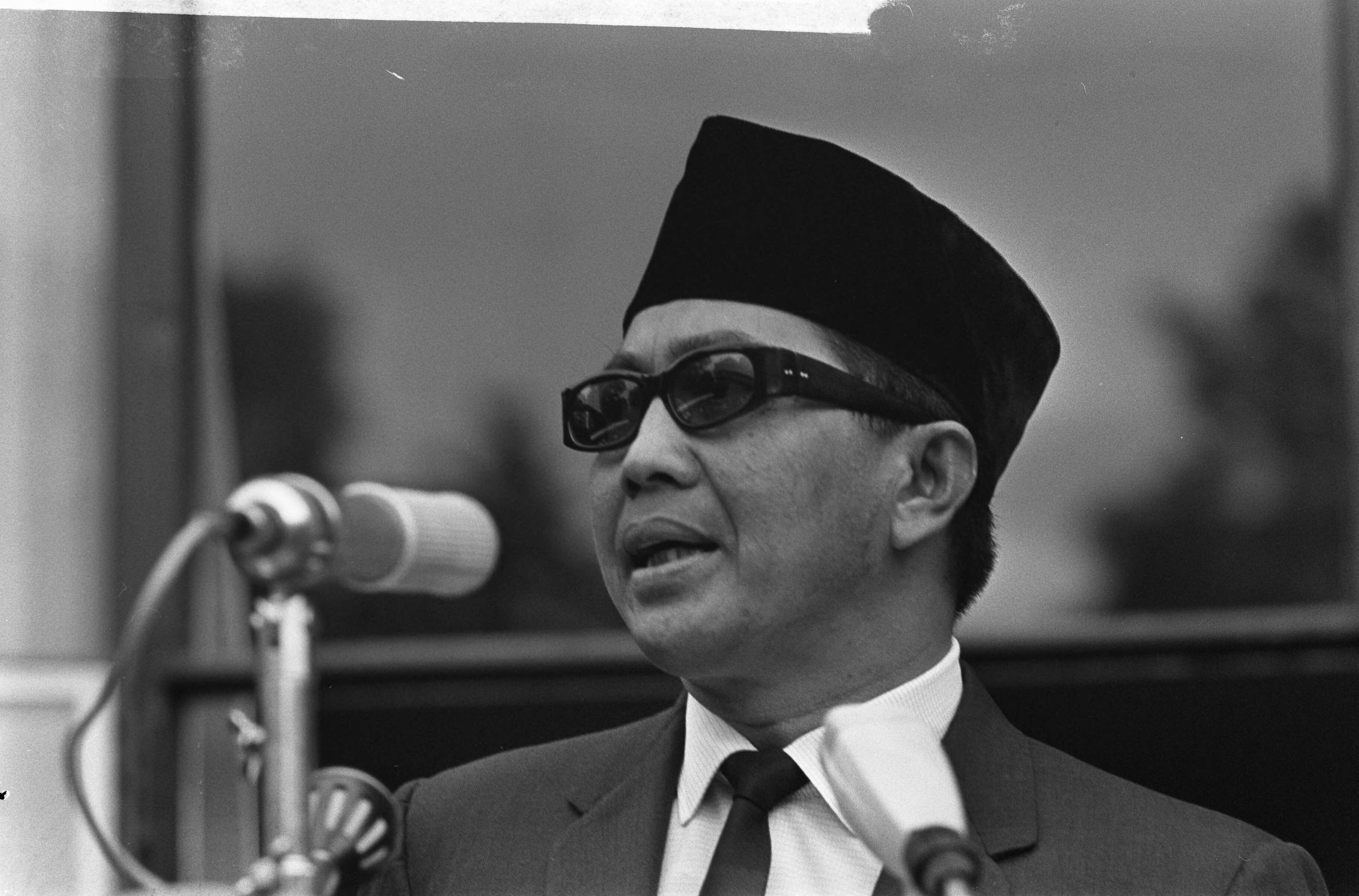 Fotocollectie Anefo — Herdenking Onafhankelijkheidsdag Indonesië bij Indonesische ambassade te Den Haag, ambassadeur Soedjarwo Tjondronegoro tijdens toespraak — Foto: Koch, Eric / Anefo. Licentie: Set B: Rechtenvrij / Publiek Domein. Bron: Nationaal Archief. http://hdl.handle.net/10648/aabb7eae-d0b4-102d-bcf8-003048976d84
