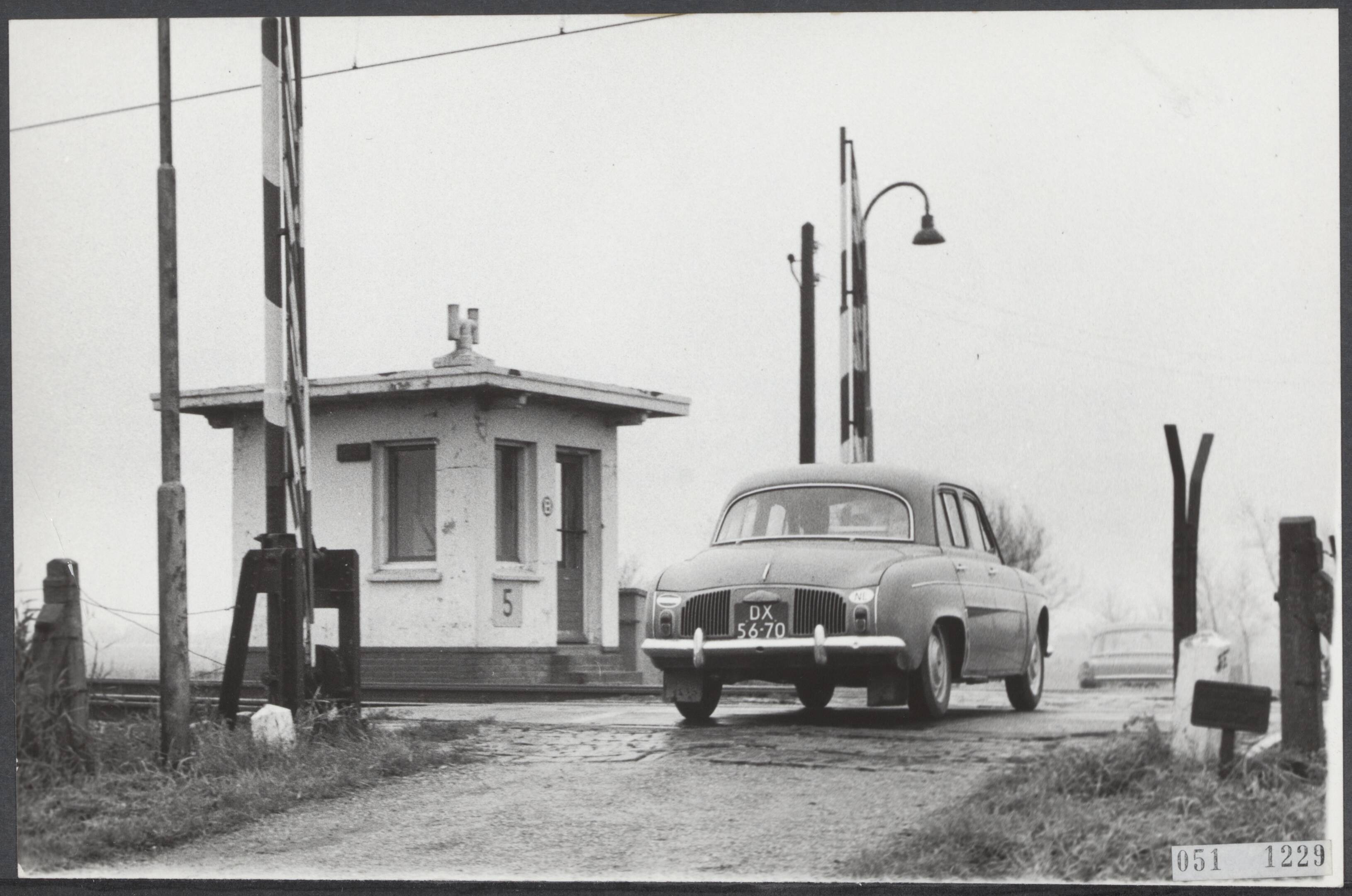 Fotocollectie Elsevier Binnenland — Doordat een overwegwachter de spoorbomen bij de spoorwegovergang te Leidschendam te vroeg opendeed, werd een Volkswagen busje met twee inzittenden door een trein gegrepen. Van de twee inzittenden werd een gedood en een zwaar gewond. De spoorwegovergang — Foto: Evers, Joost / Anefo. Licentie: Set B: Rechtenvrij / Publiek Domein. Bron: Nationaal Archief. http://hdl.handle.net/10648/ae05222c-d0b4-102d-bcf8-003048976d84