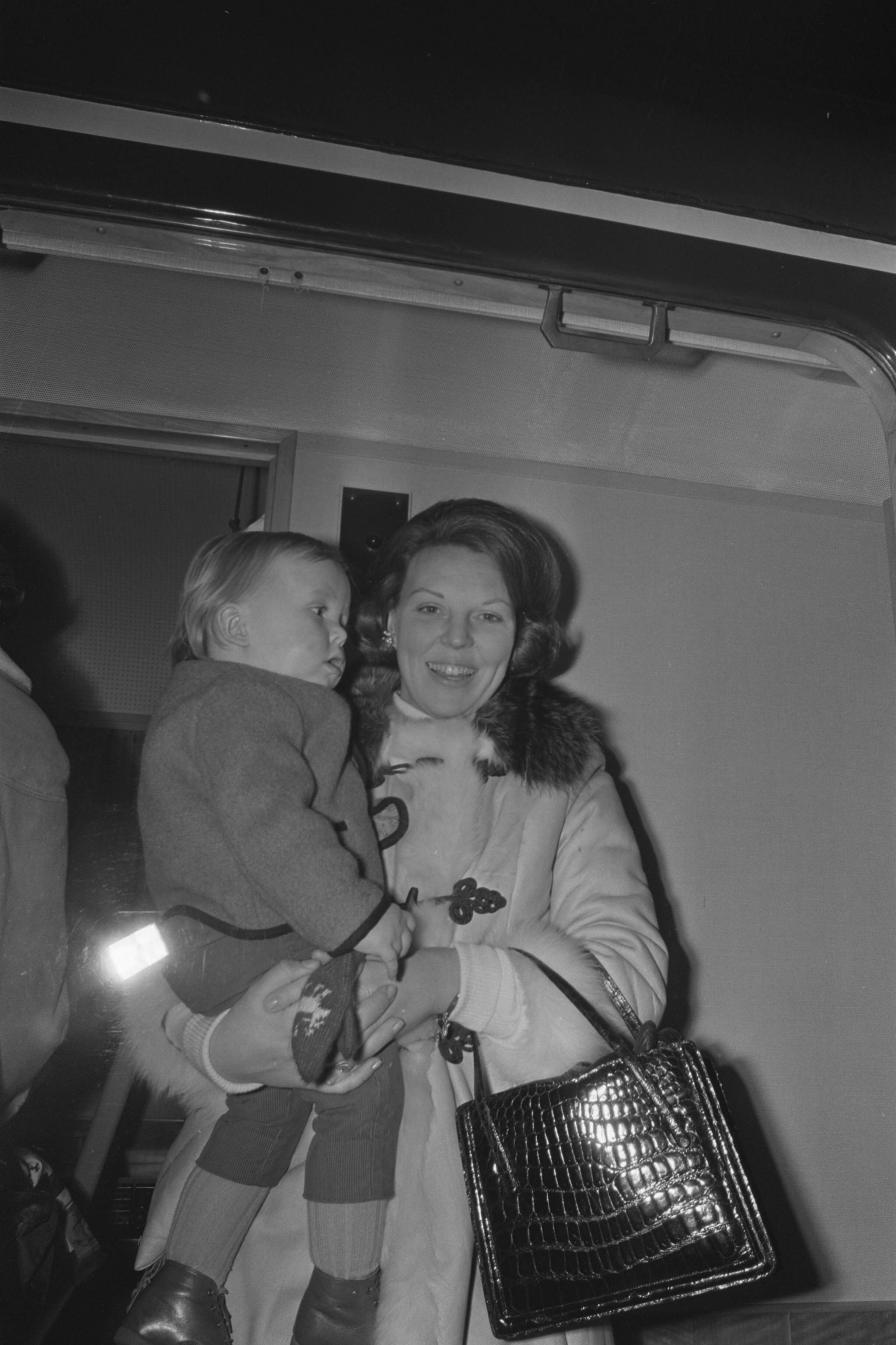 Fotocollectie Anefo — Prinses Beatrix , prins Claus en de drie kinderen vertrekken naar Lech voor wintersport vanuit Baarn met de trein. Prinses Beatrix met prins Johan Friso / — Foto: Evers, Joost / Anefo. Licentie: Set B: Rechtenvrij / Publiek Domein. Bron: Nationaal Archief. http://hdl.handle.net/10648/ab902988-d0b4-102d-bcf8-003048976d84