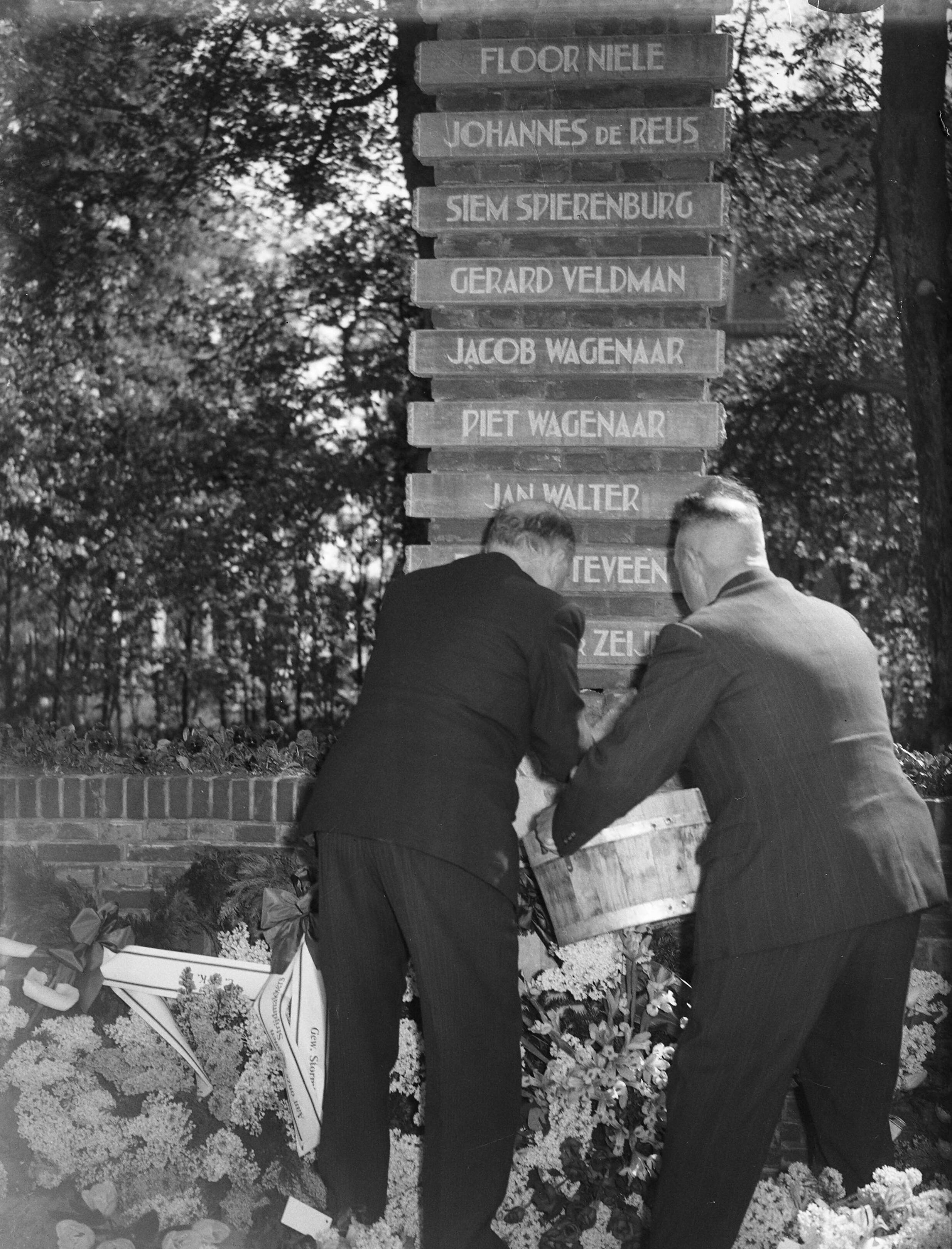 Fotocollectie Anefo — Onthulling van het Monument aan de Noordervaart te Stompetoren. Onthulling door minister-president prof. ir. W. Schermerhorn — Foto: Sagers, Harry / Anefo. Licentie: Set B: Rechtenvrij / Publiek Domein. Bron: Nationaal Archief. http://hdl.handle.net/10648/a89da714-d0b4-102d-bcf8-003048976d84