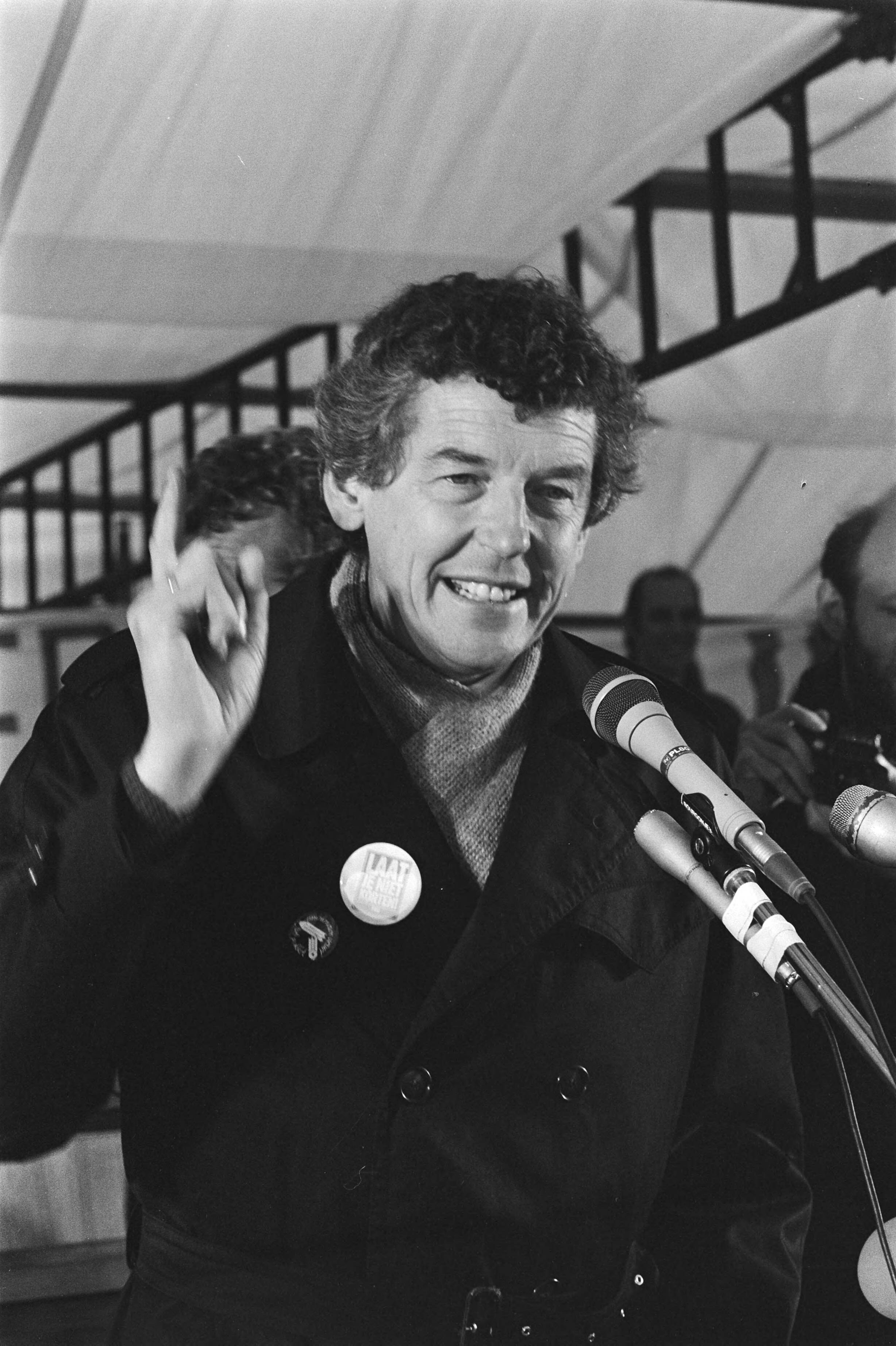 Fotocollectie Anefo — FNV-demonstratie (20.000 mensen) in Den Haag tegen "1 juli-maatregelen"; Wim Kok (FNV-voorzitter) spreekt menigte toe, koppen — Foto: Croes, Rob C. / Anefo. Licentie: Set B: Rechtenvrij / Publiek Domein. Bron: Nationaal Archief. http://hdl.handle.net/10648/ad396cf4-d0b4-102d-bcf8-003048976d84