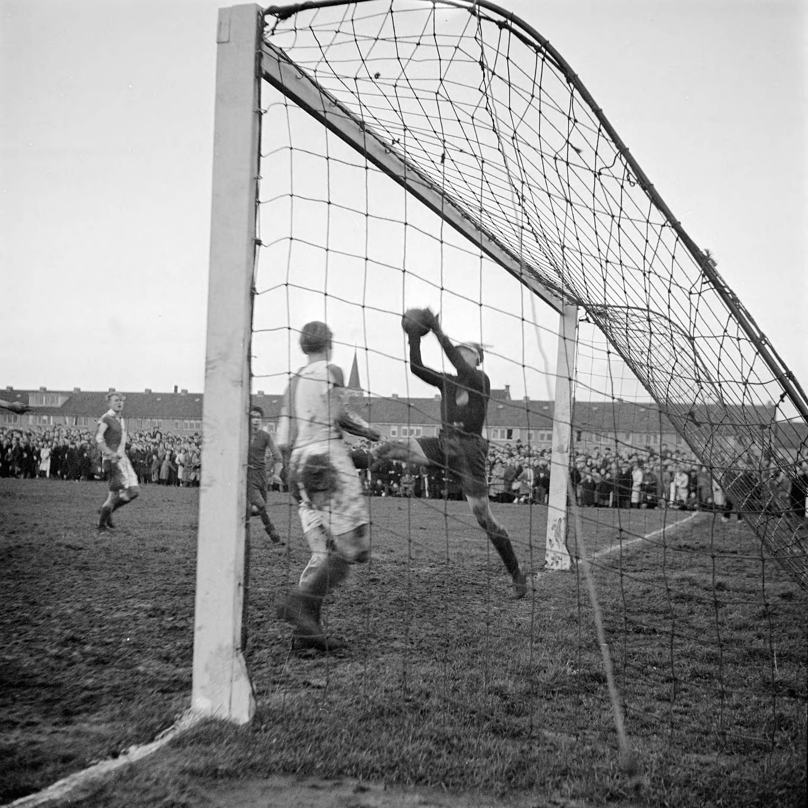 Fotocollectie Anefo — Voetbal. KFC tegen ZFC 1-0. Spelmoment doel ZFC. Keeper Dijkstra — Foto: Valk, […] van der / Anefo. Licentie: Set B: Rechtenvrij / Publiek Domein. Bron: Nationaal Archief. http://hdl.handle.net/10648/a8b121b8-d0b4-102d-bcf8-003048976d84