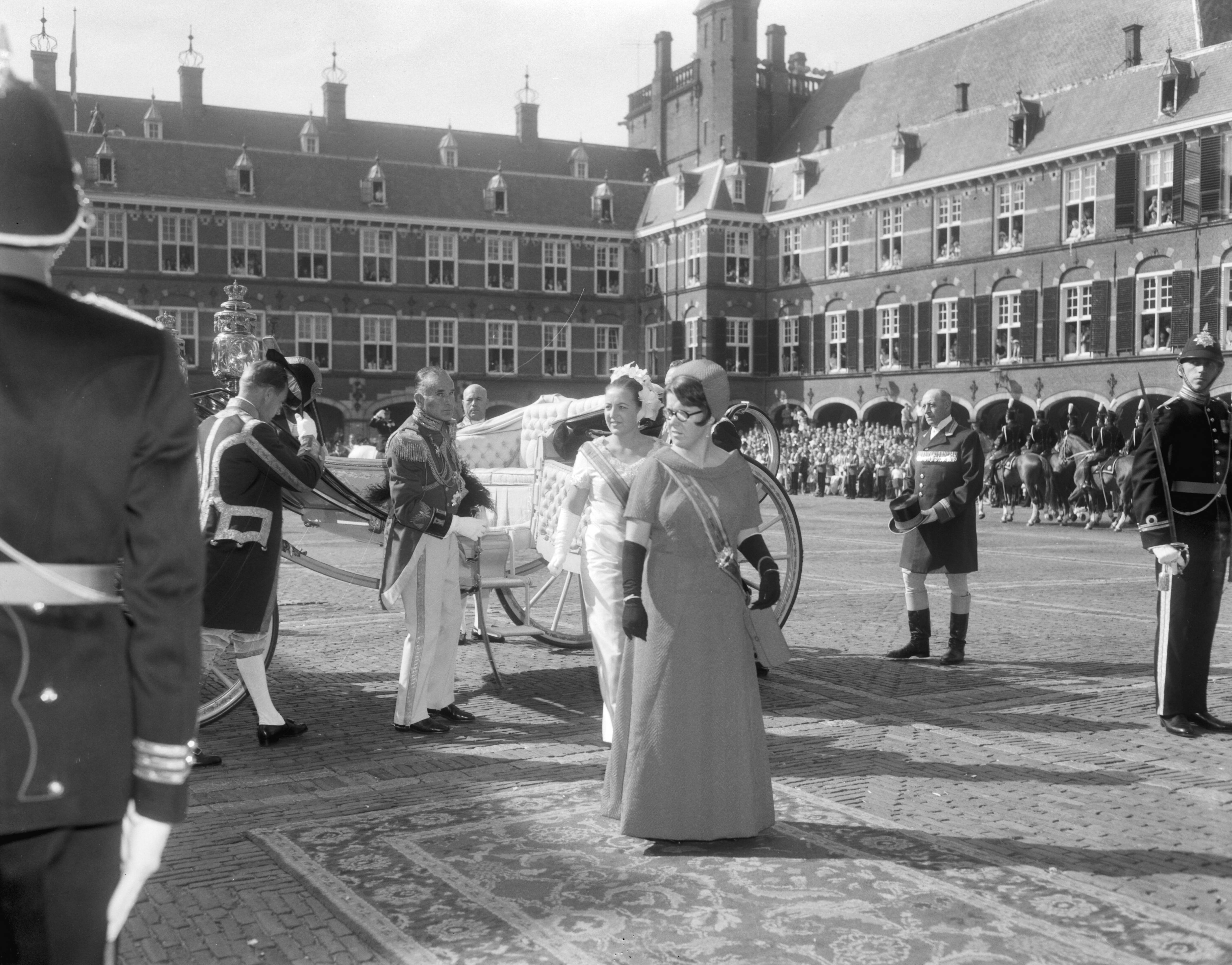 Prinsjesdag 1966 in Den Haag — Aankomst van prinses Margriet en prinses Christina bij de Ridderzaal — Foto: Kroon, Ron / Anefo. Licentie: Set B: Rechtenvrij / Publiek Domein. Bron: Nationaal Archief. http://hdl.handle.net/10648/aafd26a6-d0b4-102d-bcf8-003048976d84