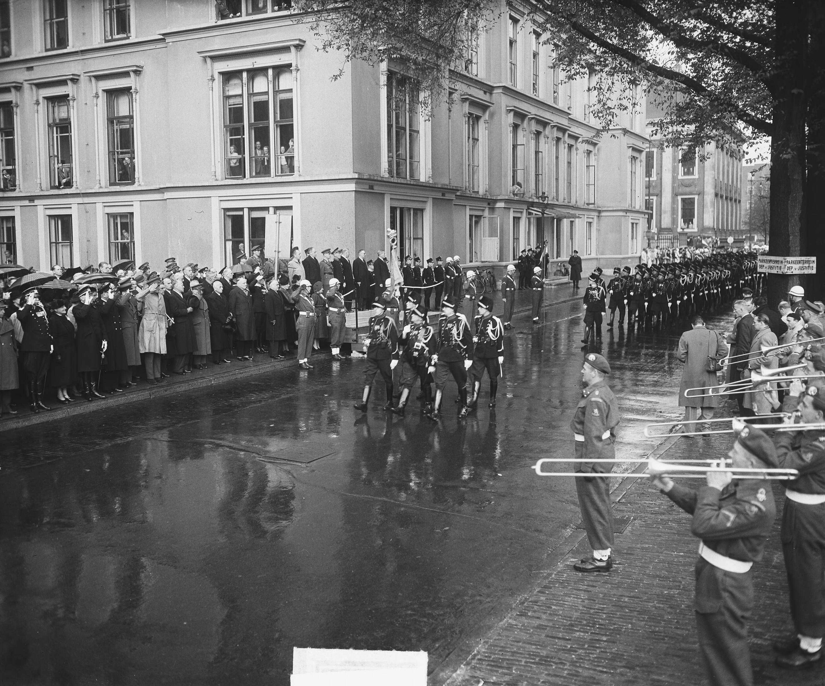 Fotocollectie Anefo — Koninklijke Marechaussee defilé in Den Haag t.g.v. 135 jaar bestaan — Foto: Winterbergen, Rolf / Anefo. Licentie: Set B: Rechtenvrij / Publiek Domein. Bron: Nationaal Archief. http://hdl.handle.net/10648/a8d04b92-d0b4-102d-bcf8-003048976d84