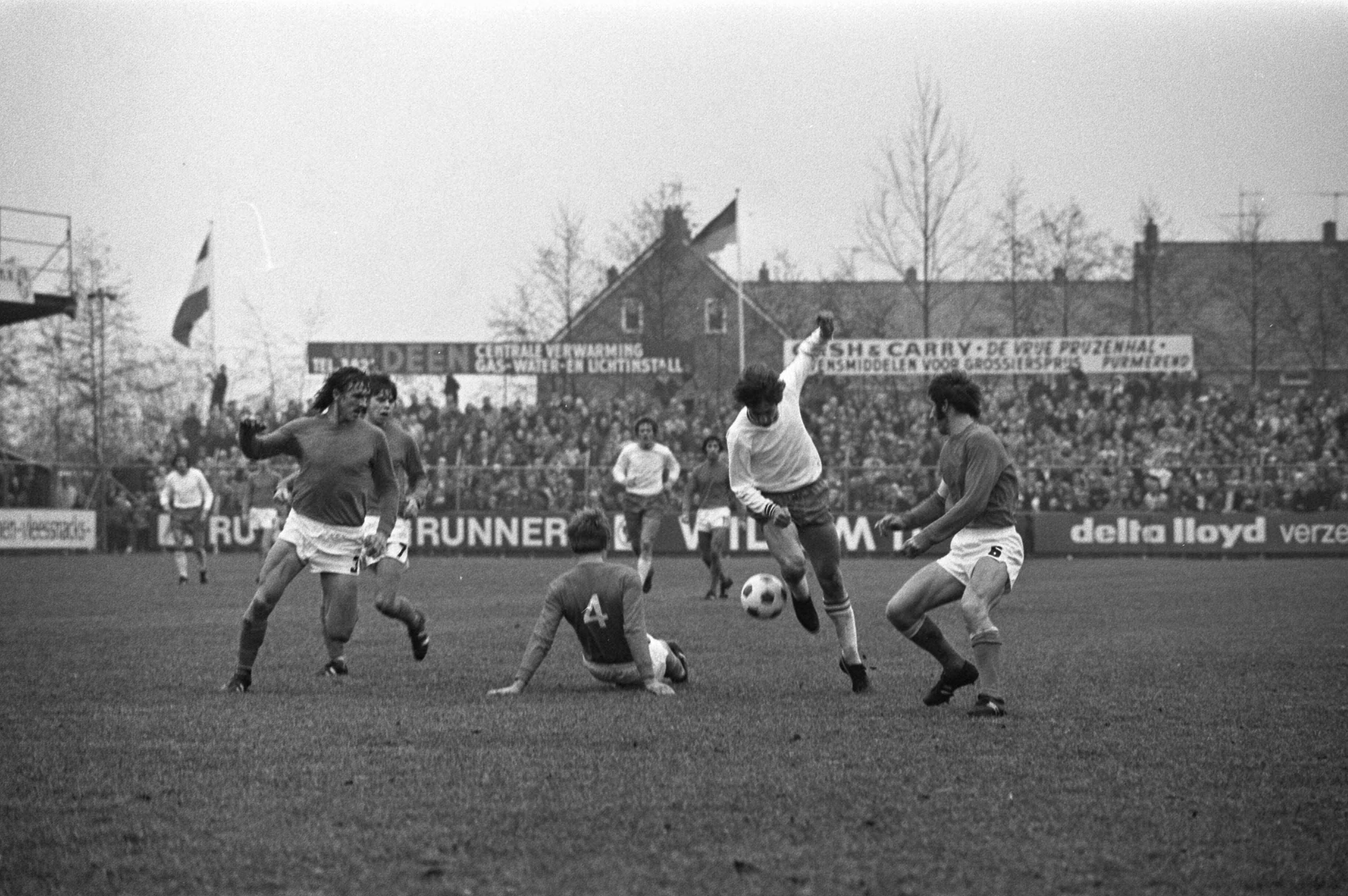 Fotocollectie Anefo — Volendam tegen Ajax 0-1, actie van Cruijff — Foto: Mieremet, Rob / Anefo. Licentie: Set B: Rechtenvrij / Publiek Domein. Bron: Nationaal Archief. http://hdl.handle.net/10648/abd9133c-d0b4-102d-bcf8-003048976d84